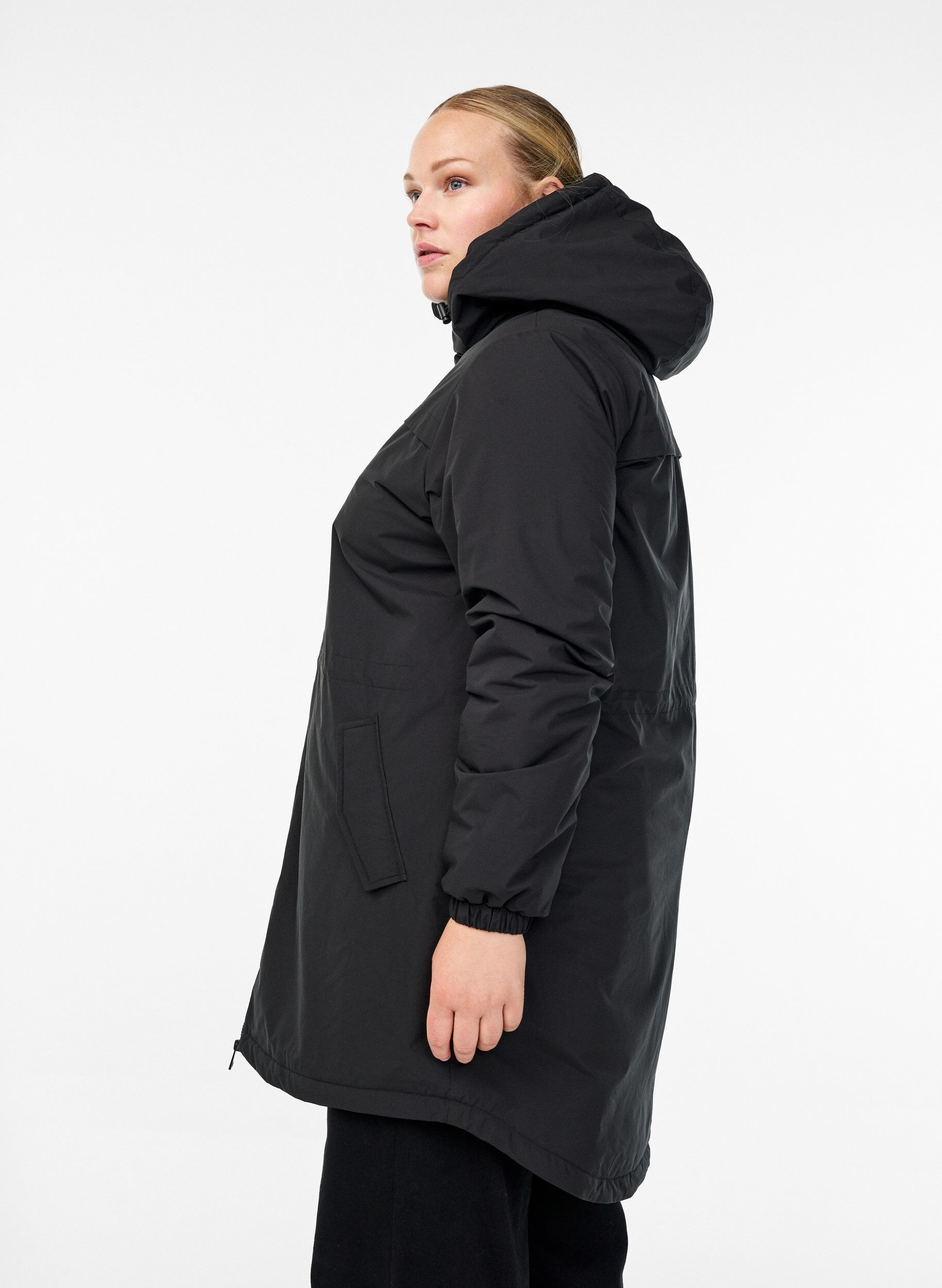 Zizzi L&auml;tt vadderad parkas med huva, Svart, Model image number 3