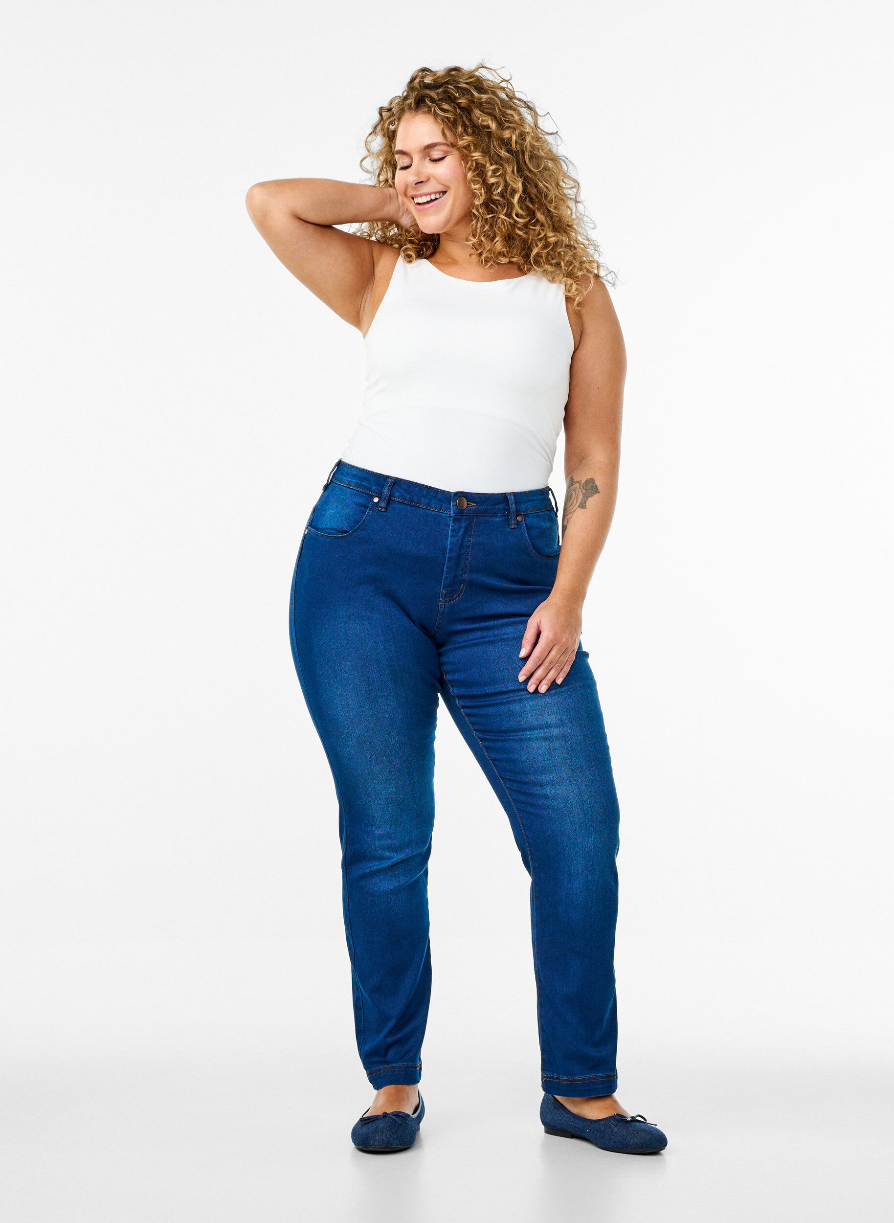 Zizzi Emily jeans med smal passform och normal midja, Bl&aring;, Model image number 0
