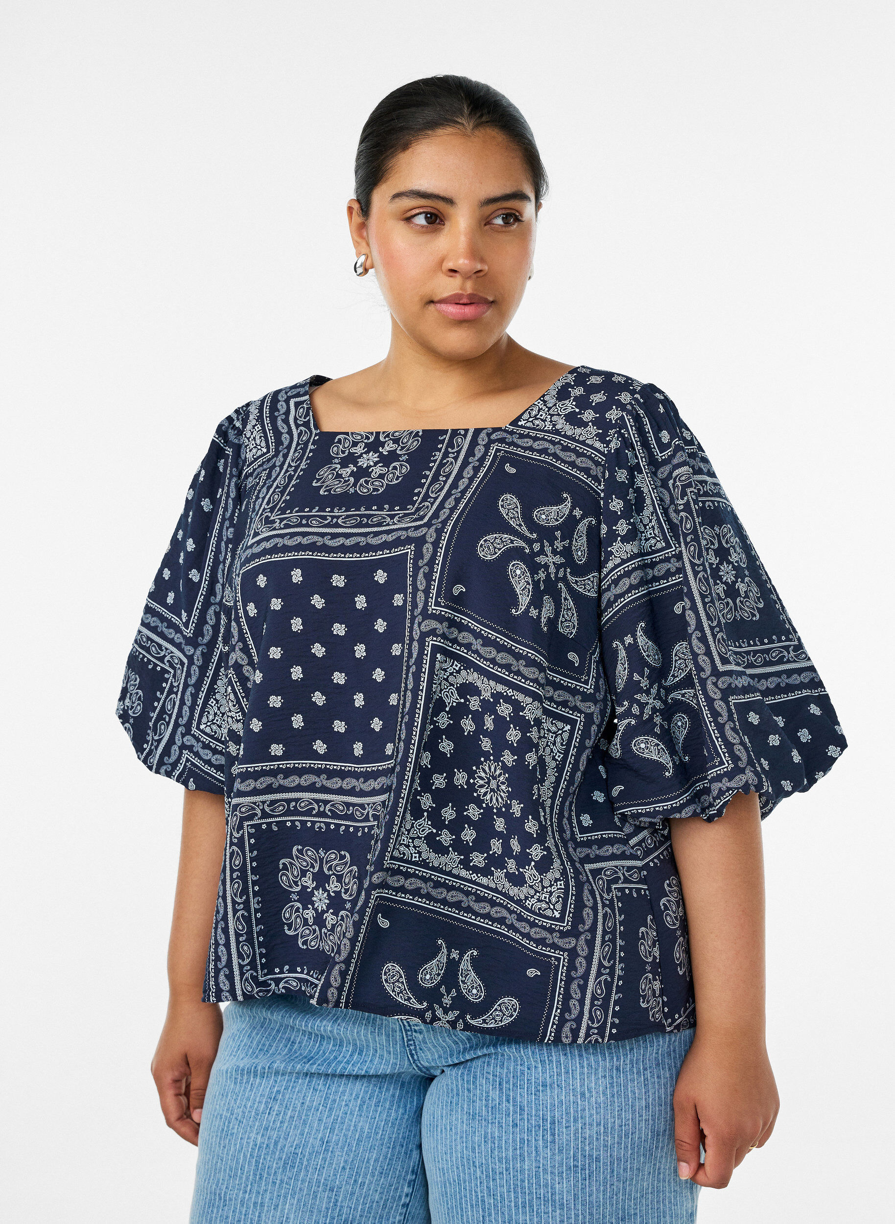 Blus i viskos med paisleym&ouml;nster och ballong&auml;rm, Bl&aring;, Model