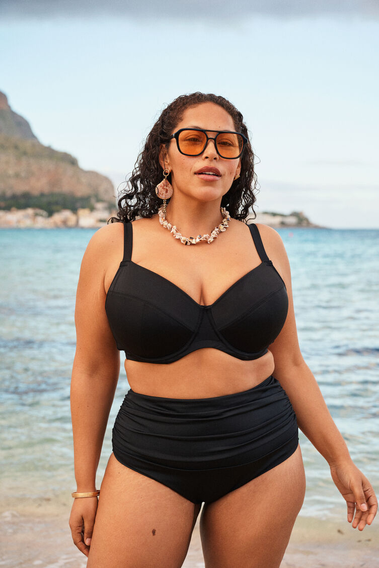 Bikinitopp med h&ouml;gt st&ouml;d, , Model