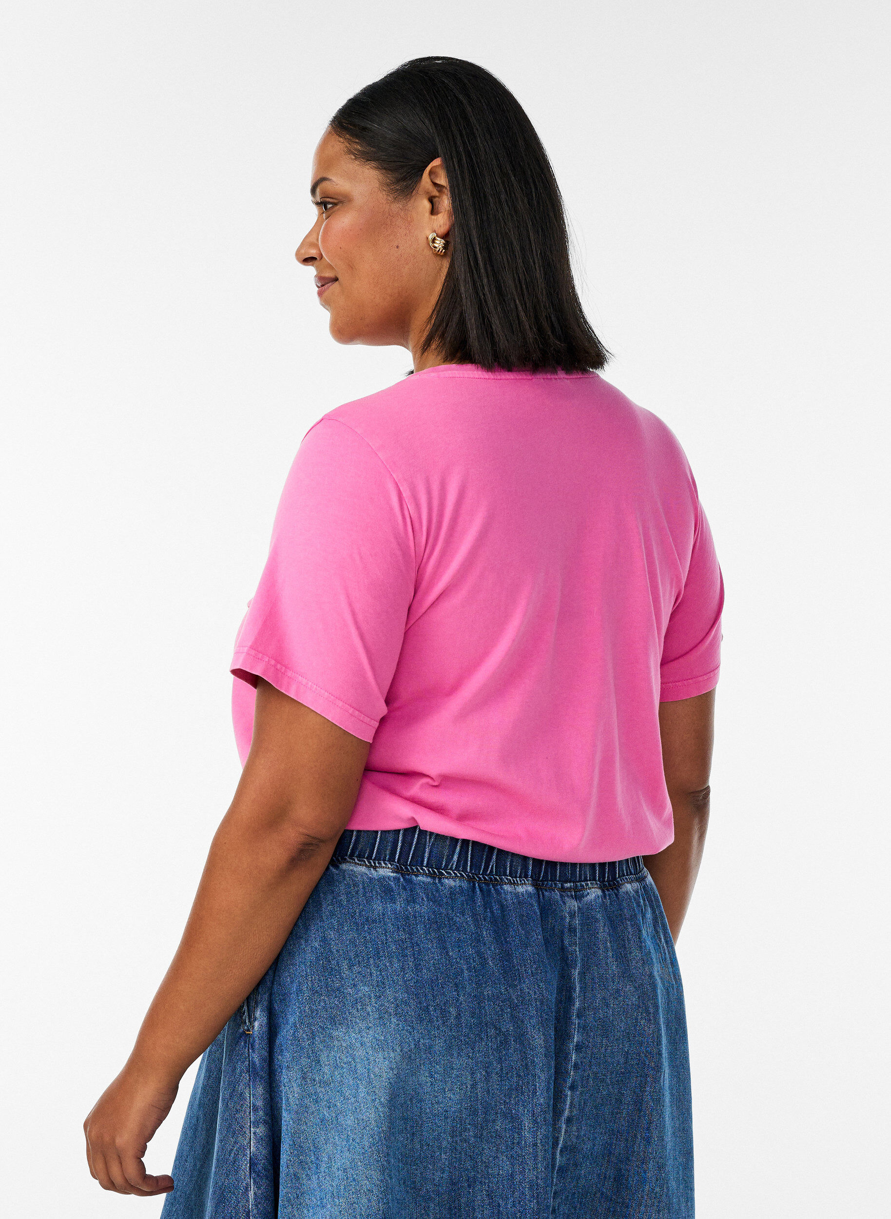 ZizziT-shirt i ekologisk bomull med varsity-tryck och v-ringning, Rosa, Model image number 2