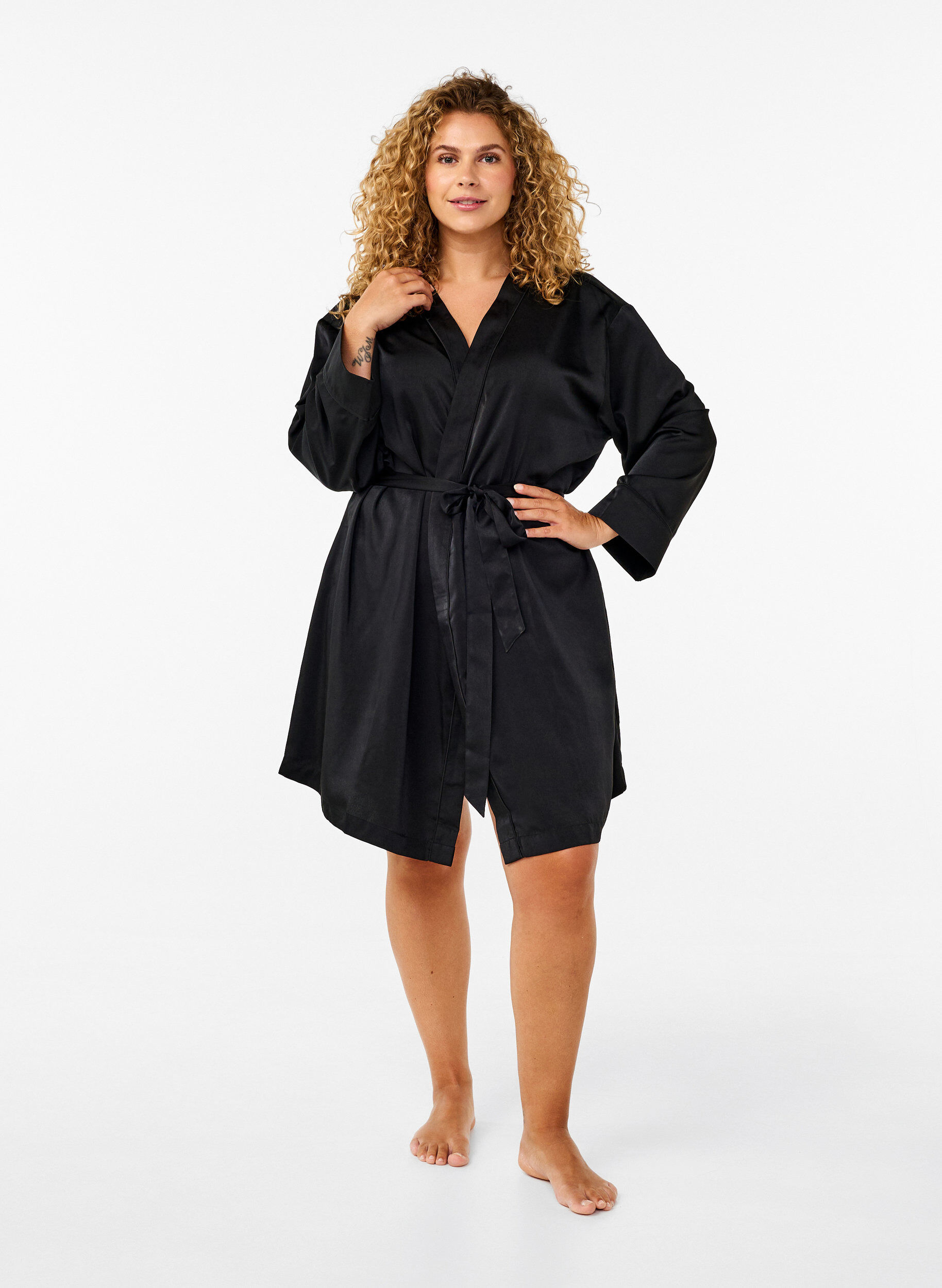 Zizzi Kimono i satin med sk&auml;rp, Black, Model image number 2