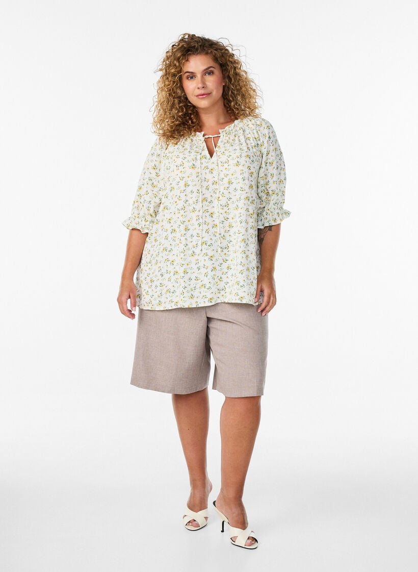 Blommig viskosblus med halvl&aring;nga &auml;rmar, Vit, Model image number 1