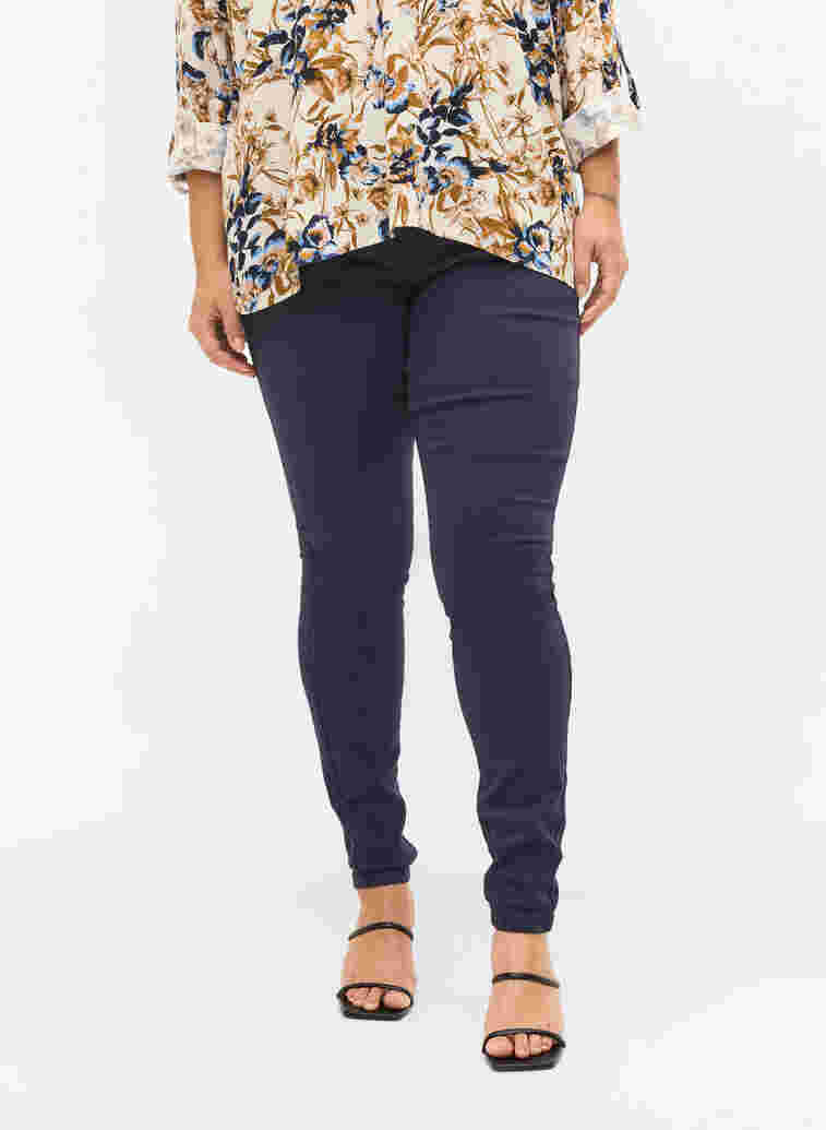 Super slim Amy jeans med hög midja, Night Sky, Model image number 2