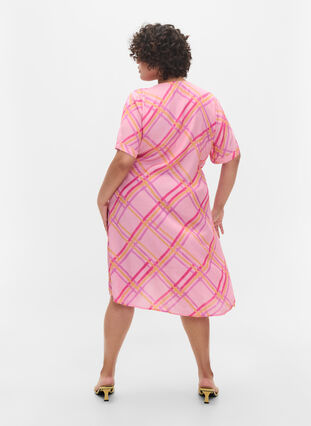 Rutig viskosklänning med omlott, Pink Check, Model image number 1