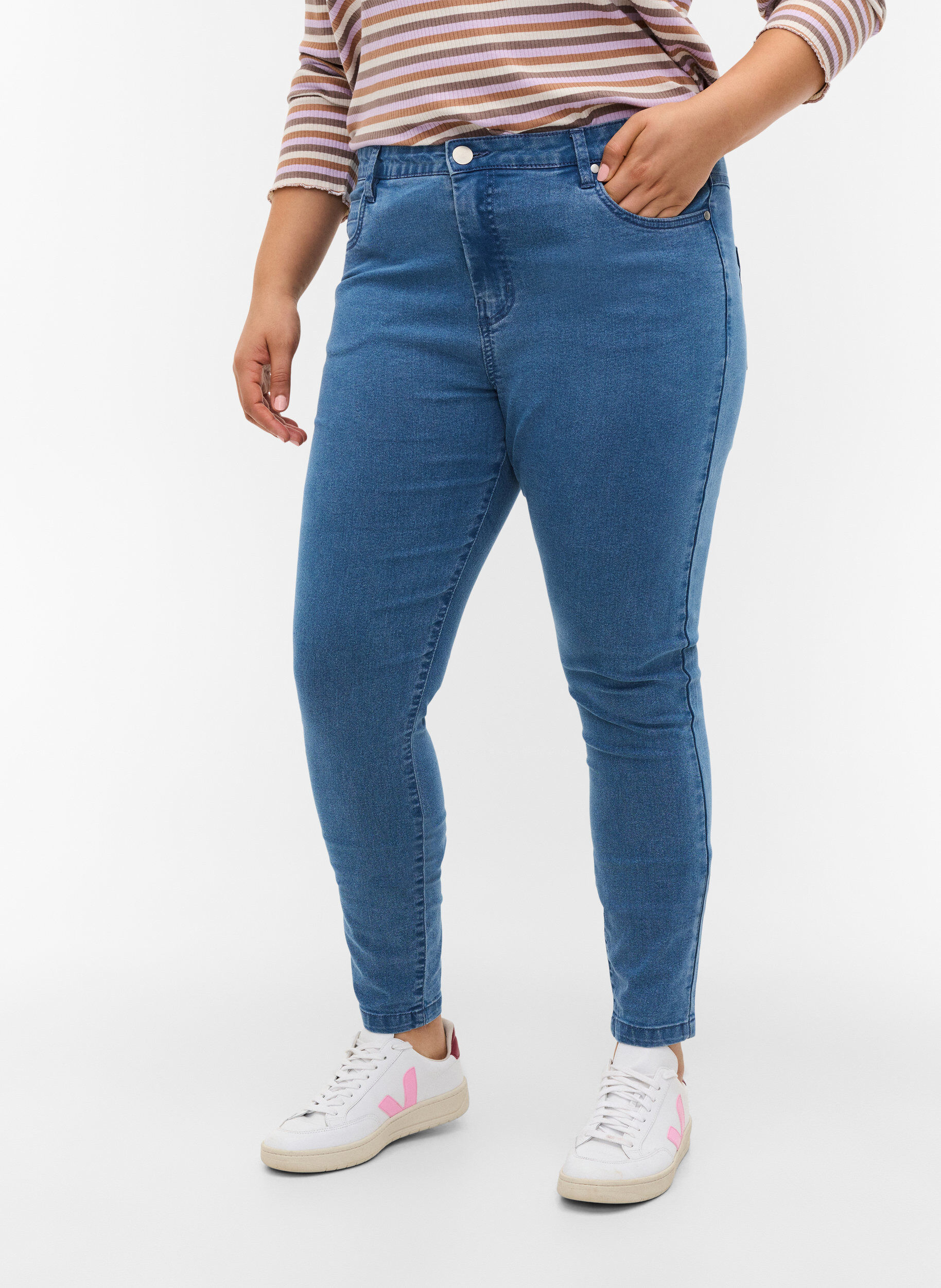 Zizzi Super slim Amy jeans med h&ouml;g midja, Bl&aring;, Model image number 3