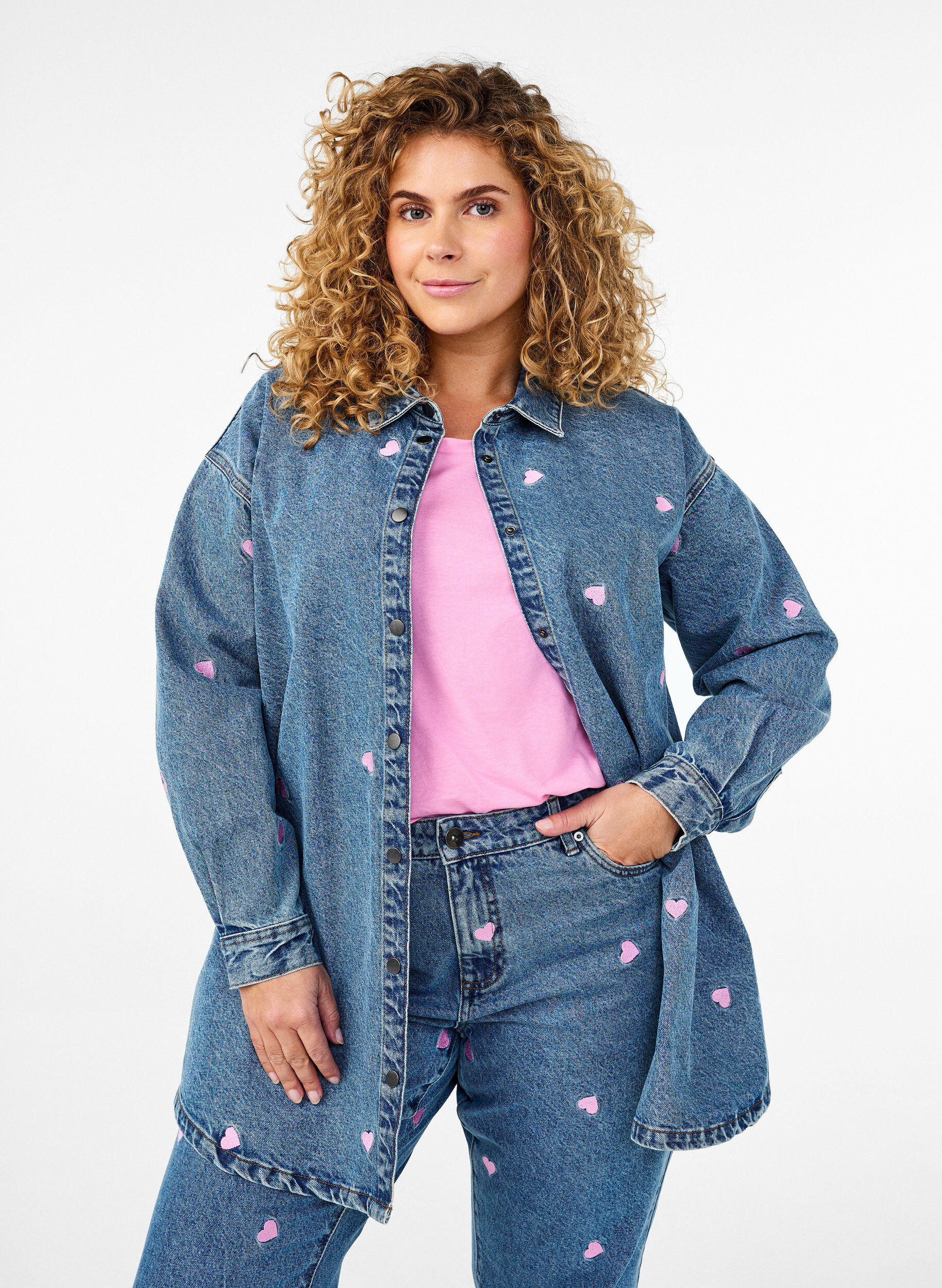 Zizzi L&ouml;s jeansskjorta med broderade hj&auml;rtan, Light Blue Heart, Model image number 0