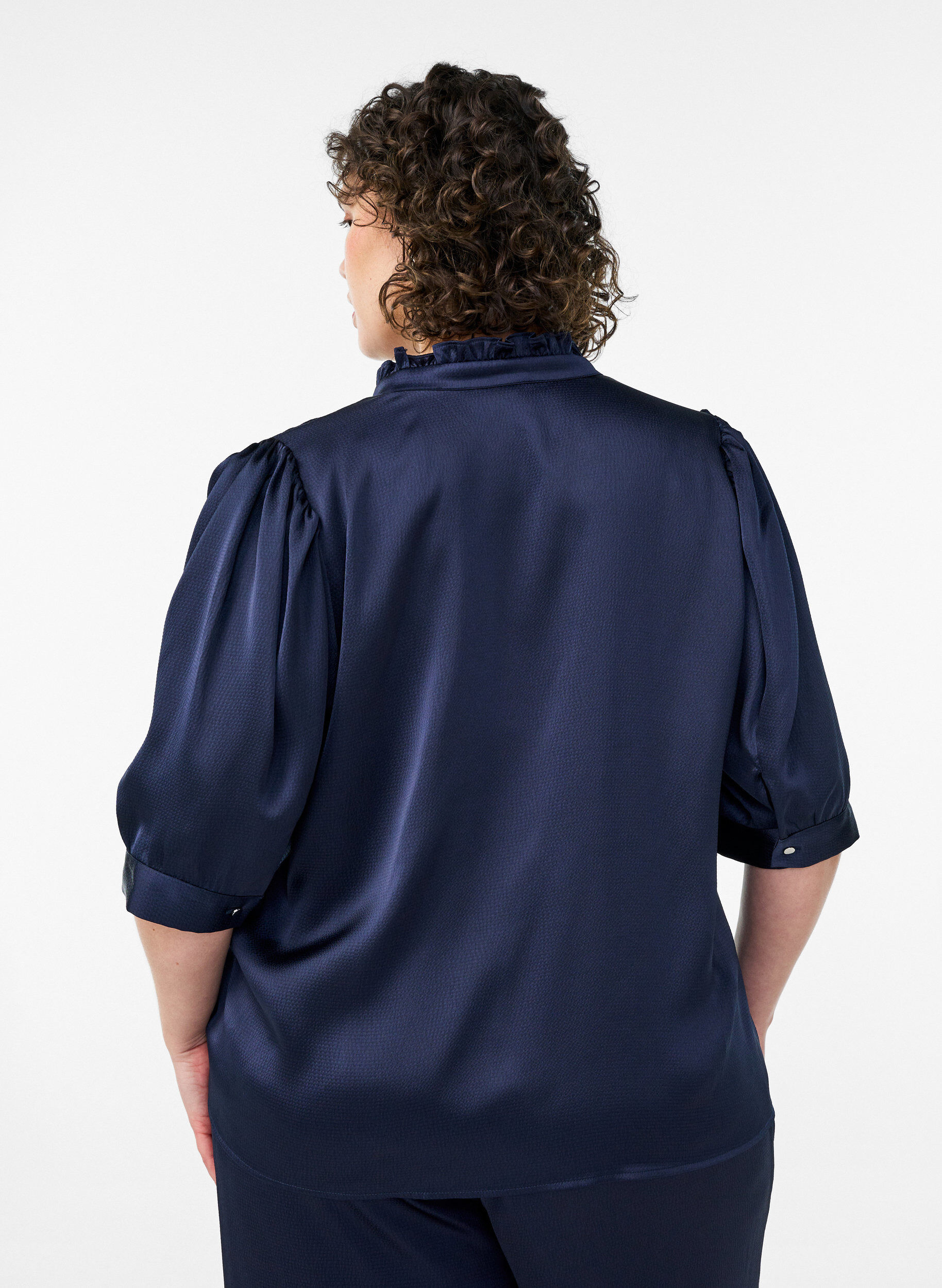 ZizziBlus i satinlook med halvl&aring;nga &auml;rmar och volangkrage, Bl&aring;, Model image number 2