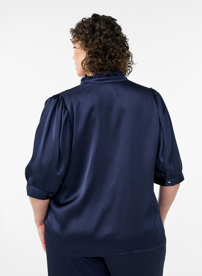 Blus i satinlook med halvl&aring;nga &auml;rmar och volangkrage, Bl&aring;, Model image number 2