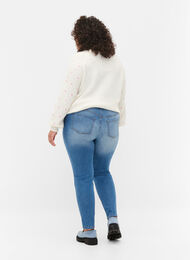 Emily jeans i slim fit med normalhög midja , Blue denim, Model