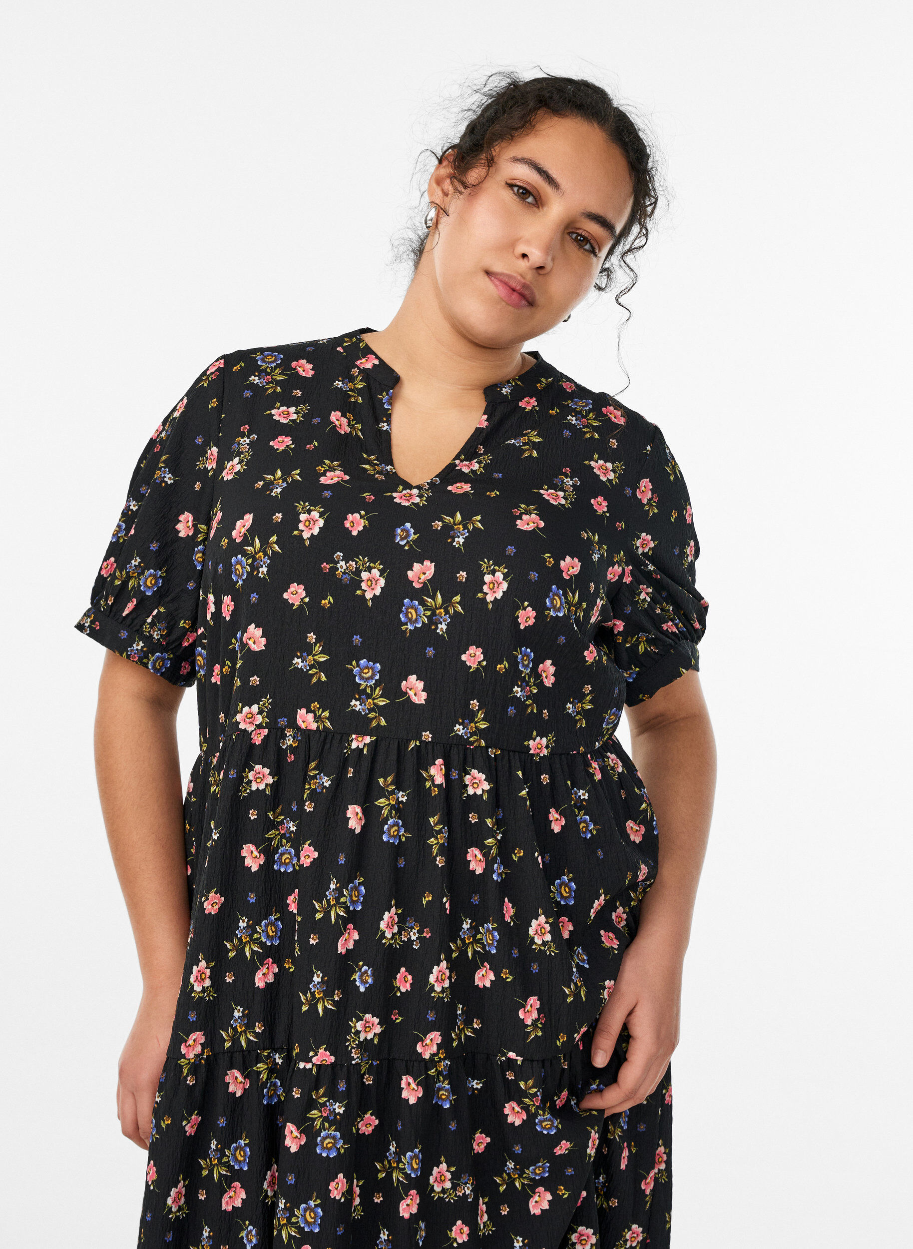 ZizziAnkell&aring;ng kl&auml;nning med korta &auml;rmar och volanger i etapper, Svart, Model image number 2