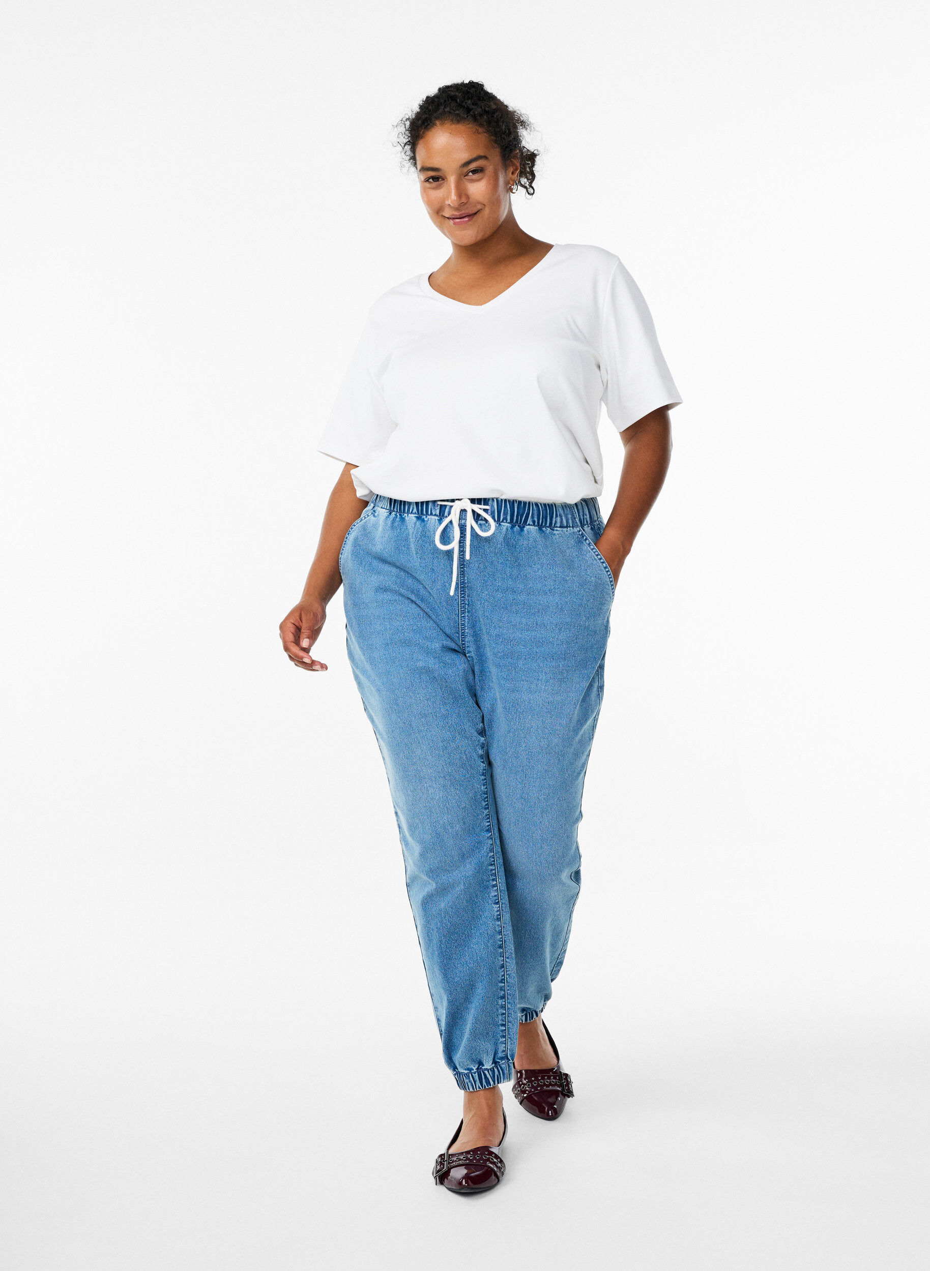 Joggingbyxor i denim med fickor, Bl&aring;, Model