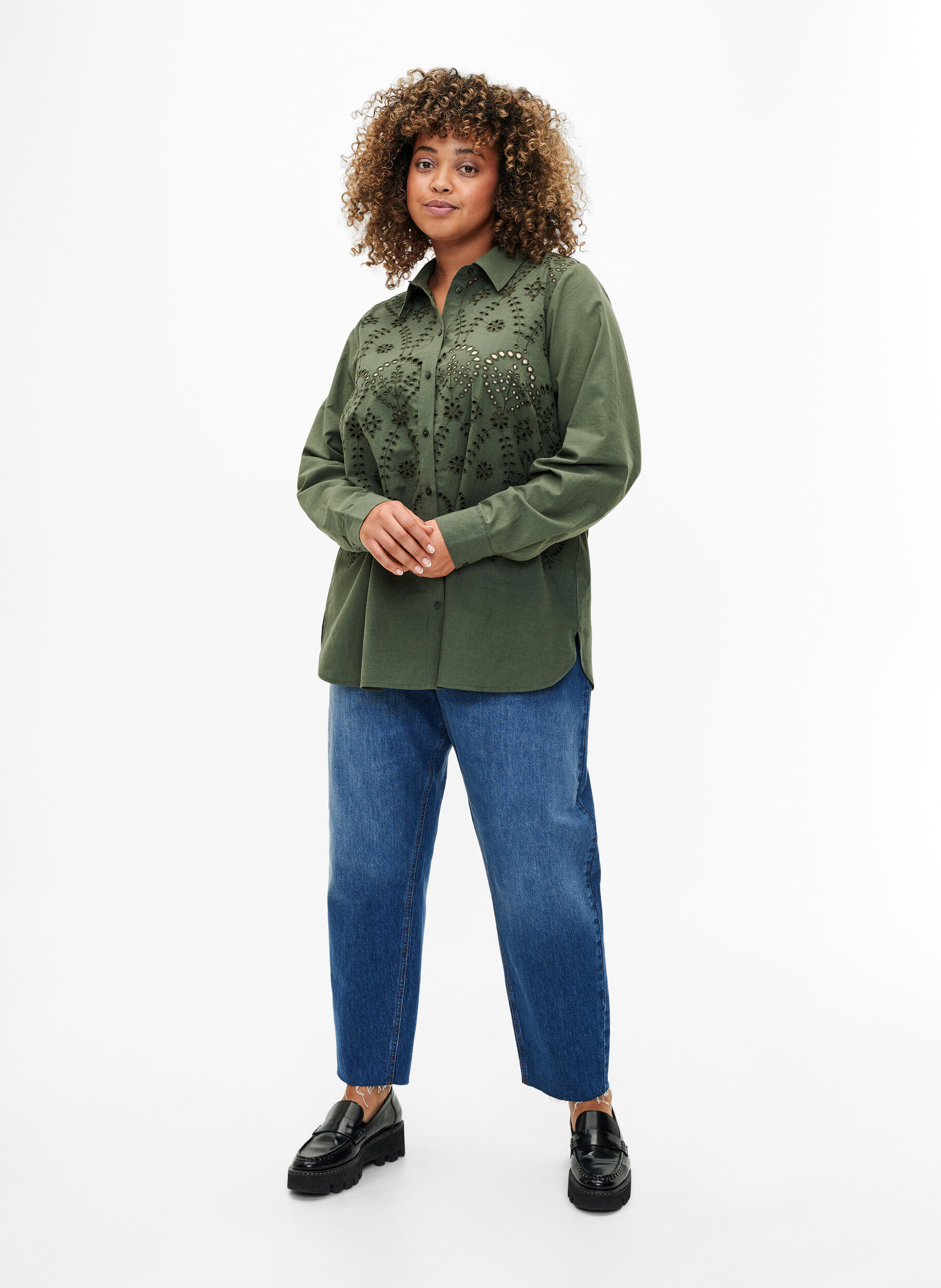 Zizzi Bomullsskjorta med broderi anglaise, Thyme, Model image number 2