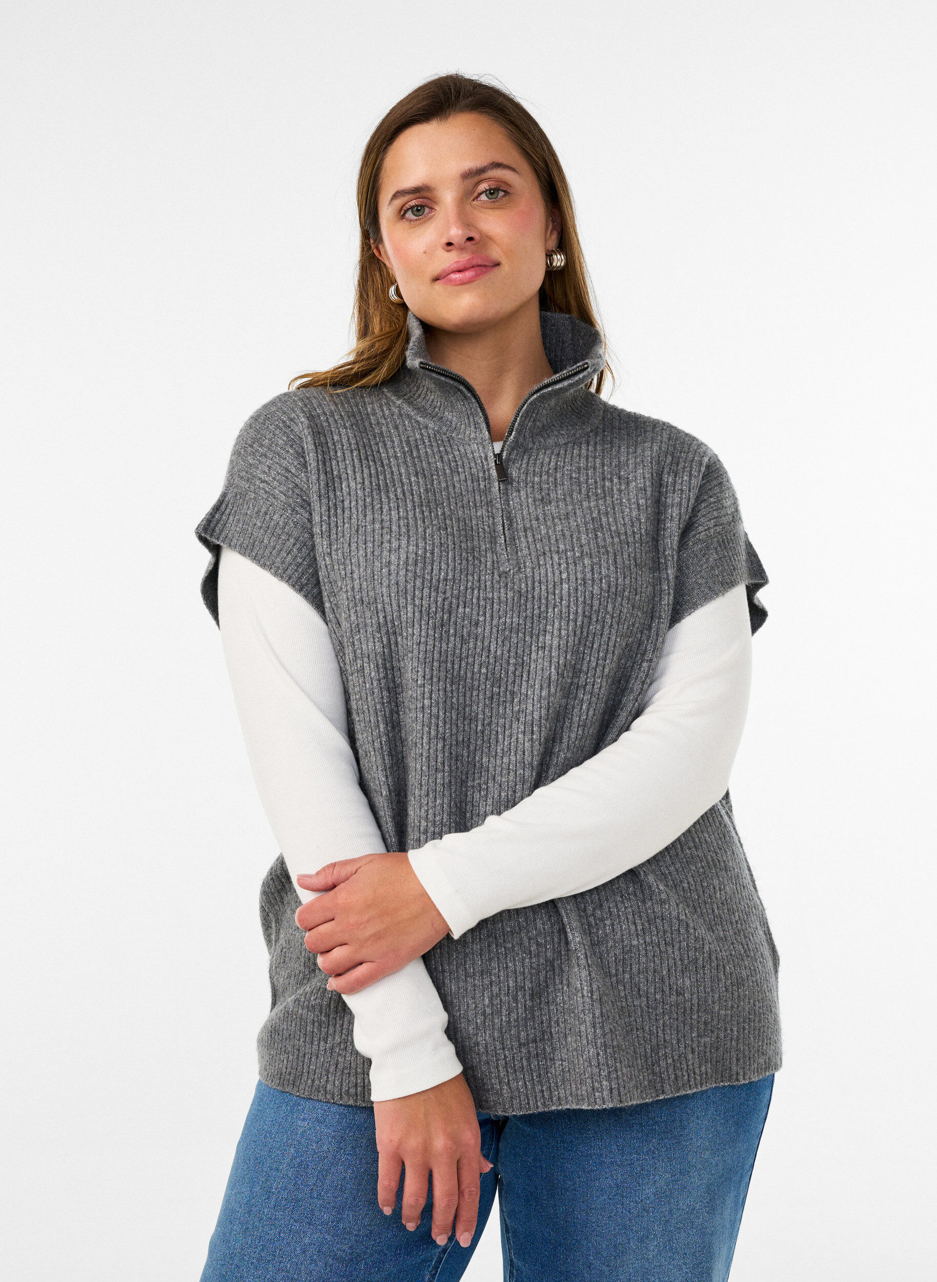 ZizziStickad v&auml;st med h&ouml;g krage och kort dragkedja, Gr&aring;, Model image number 0
