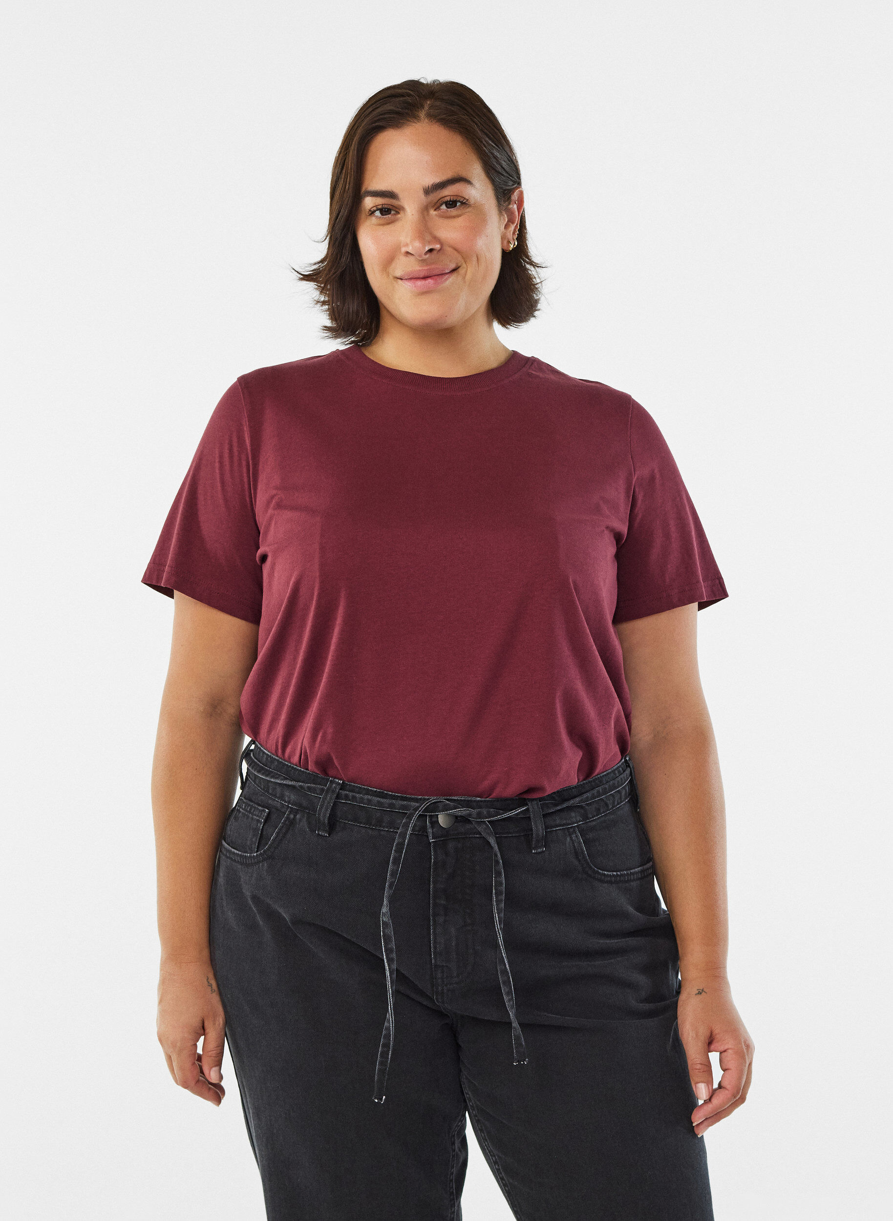 Enkel t-shirt i bomull med rund halsringning, M&ouml;rk Bordeaux, Model