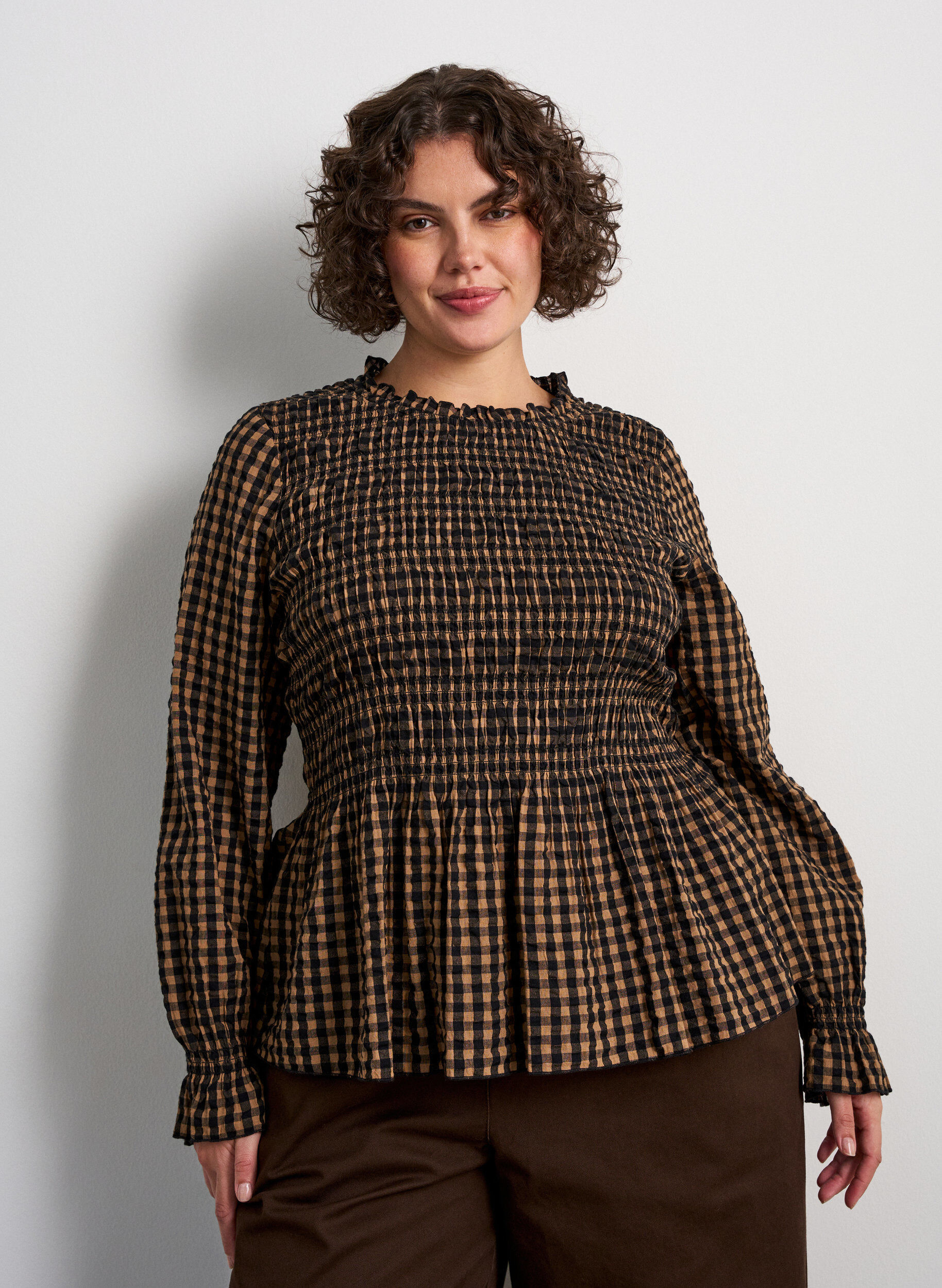 ZizziRutig blus med smock och peplum, Brun, Model image number 0