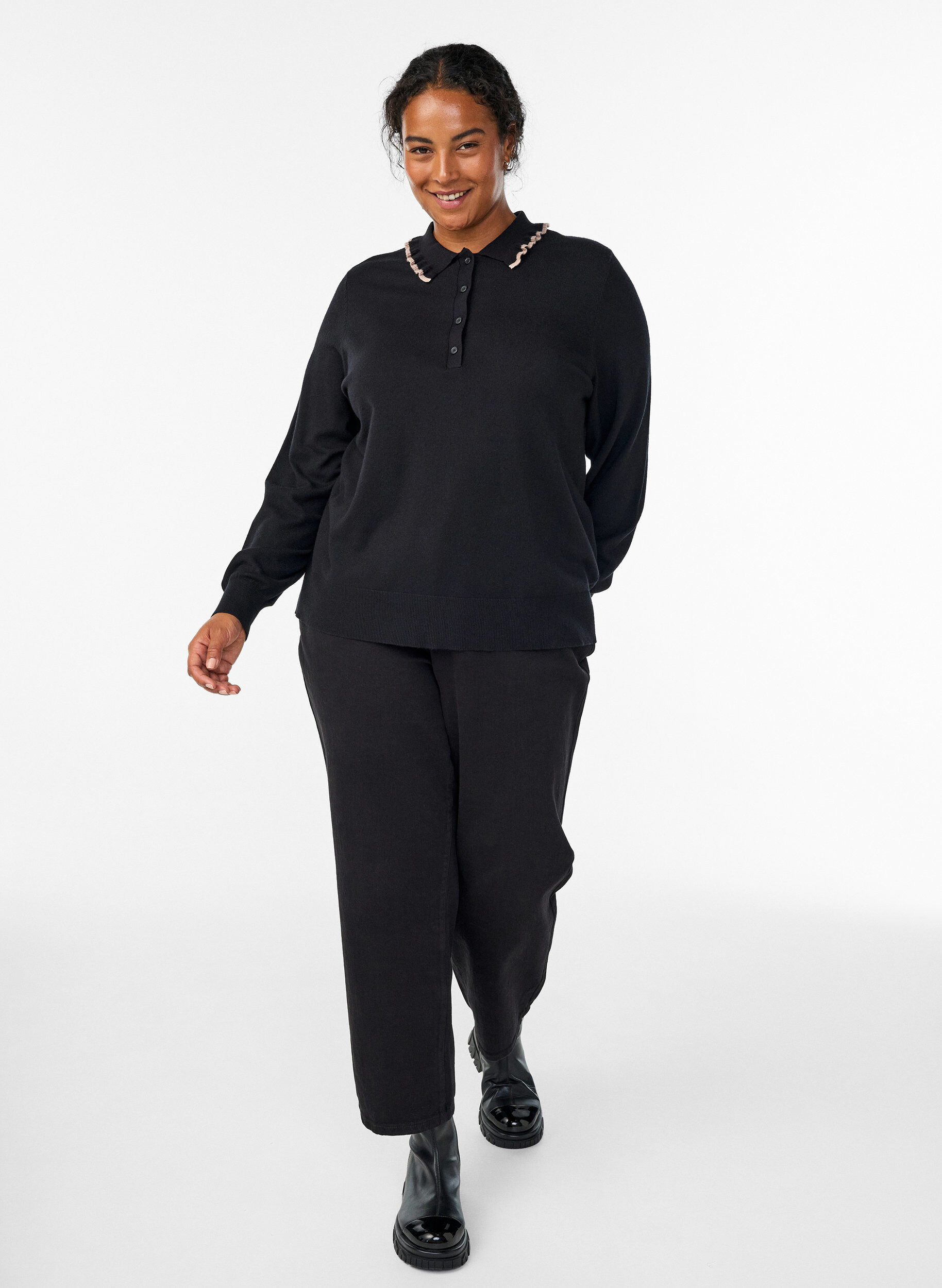 Zizzi Stickad blus med volangprydd polokrage, Svart, Model image number 1