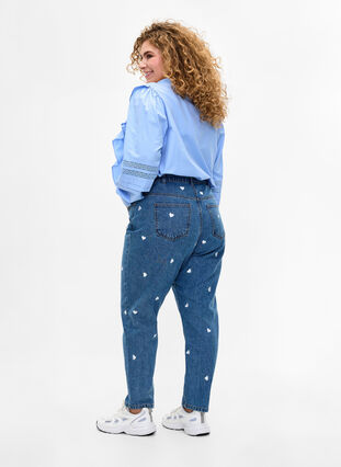 Mille Mom Fit-jeans med broderier, Light Blue Heart, Model image number 1