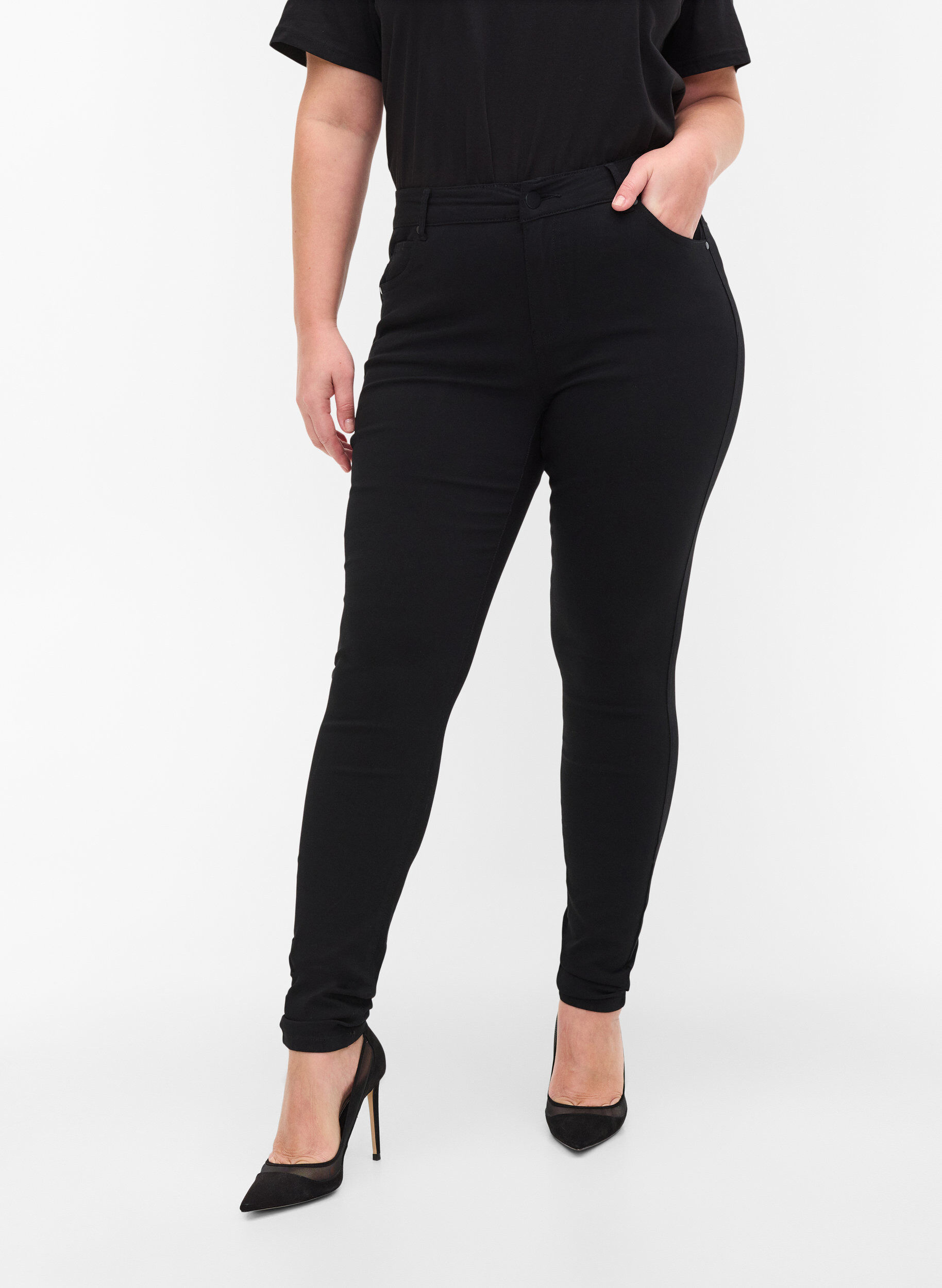 Zizzi Slim fit byxor med fickor, Svart, Model image number 4