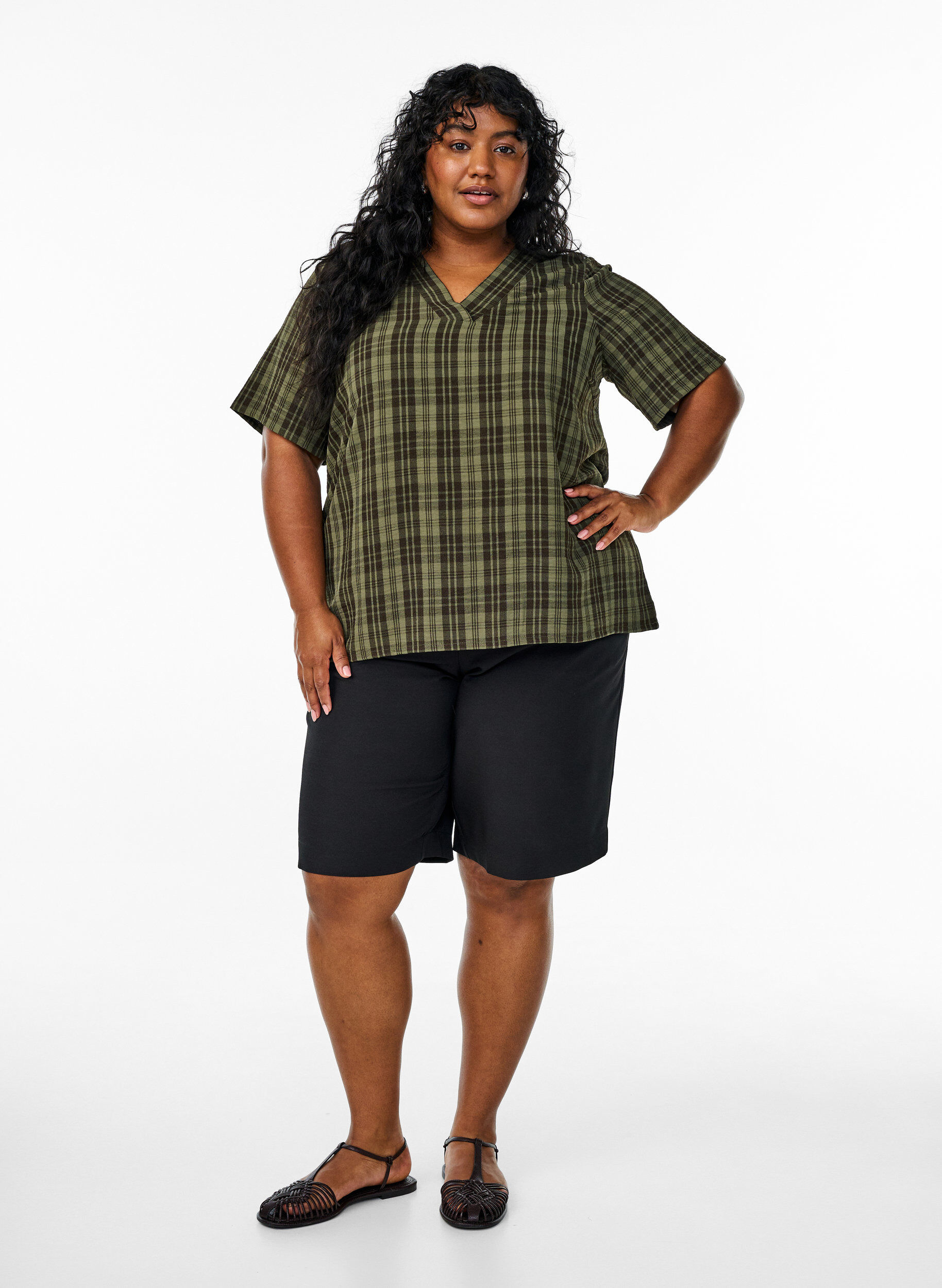 Zizzi Blus med rutm&ouml;nster och V-ringning, Gr&ouml;n, Model image number 1