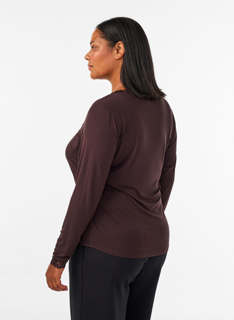 Blus i viskos med spetskant och v-ringning, Brun, Model image number 2