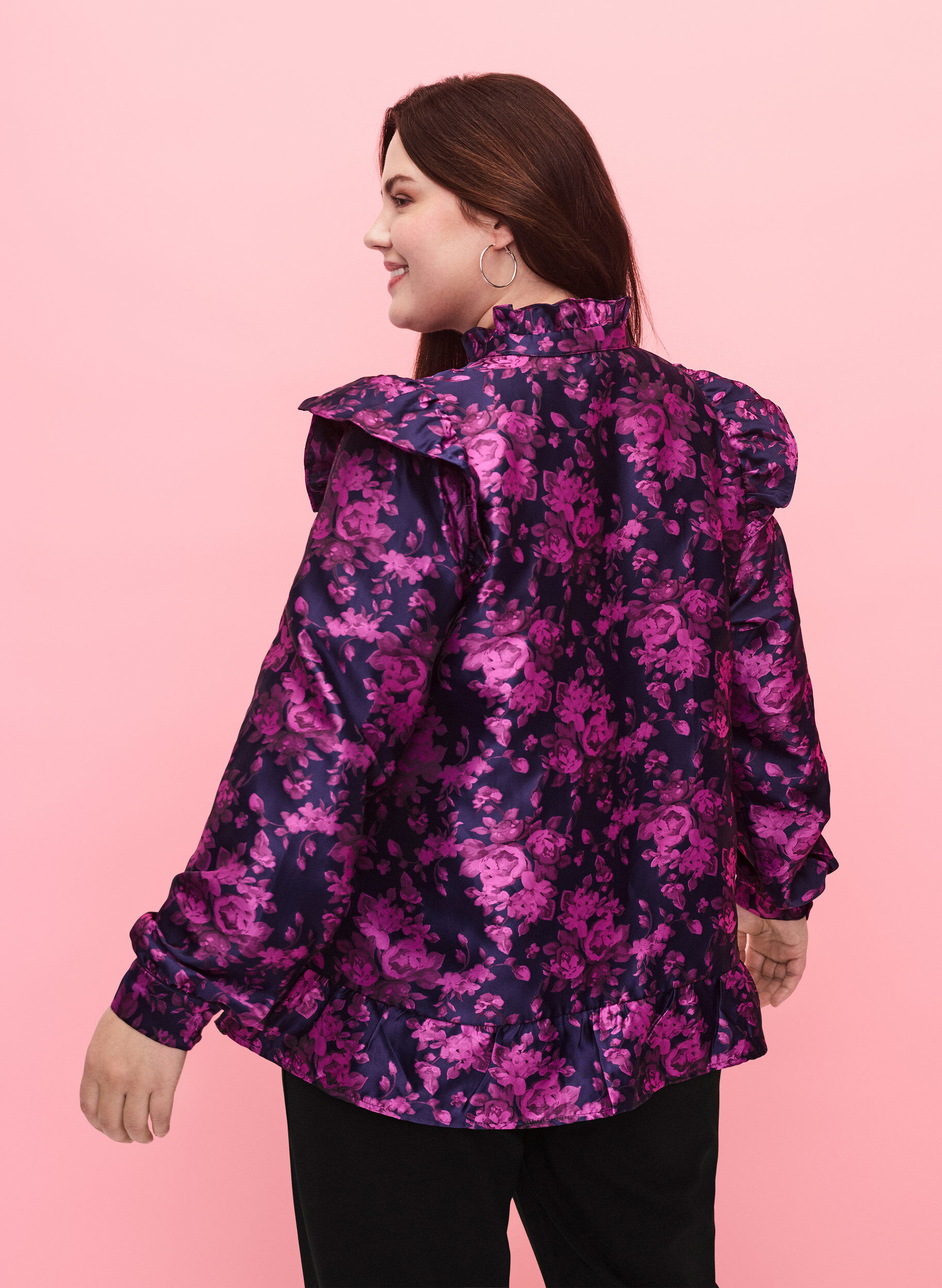 Zizzi Blus i blommig jacquard med volangdetaljer, Dark Blue Pink, Model image number 1