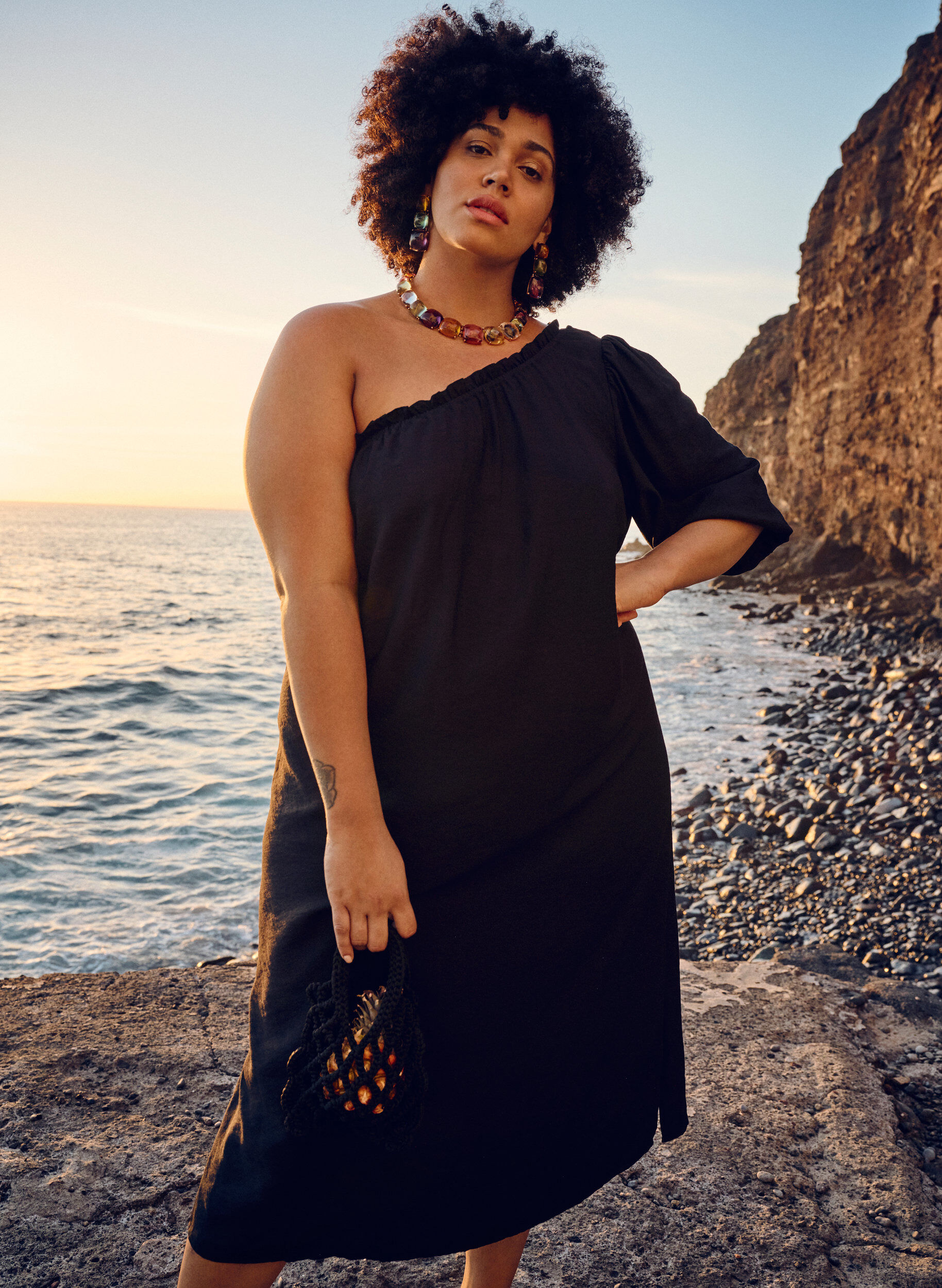 Zizzi One shoulder-kl&auml;nning i viskos, Svart, Image image number 0