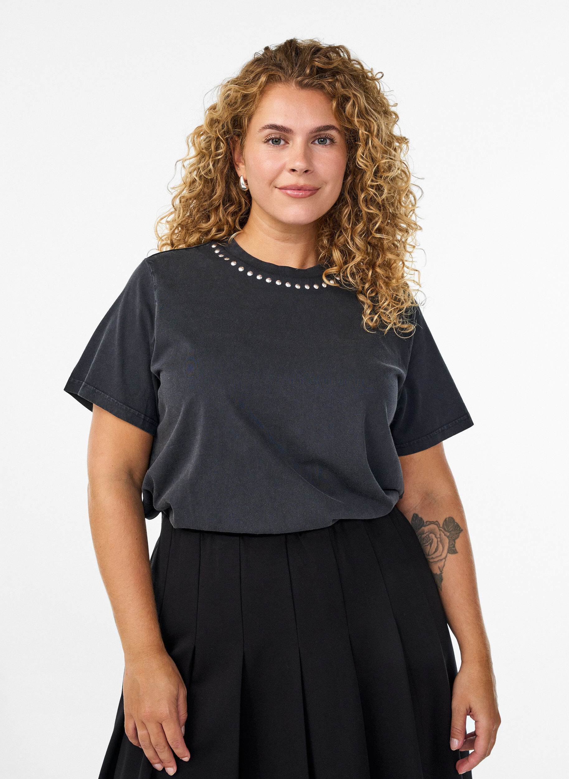 Zizzi T-shirt i ekologisk bomull med nitar, Gr&aring;, Model image number 0