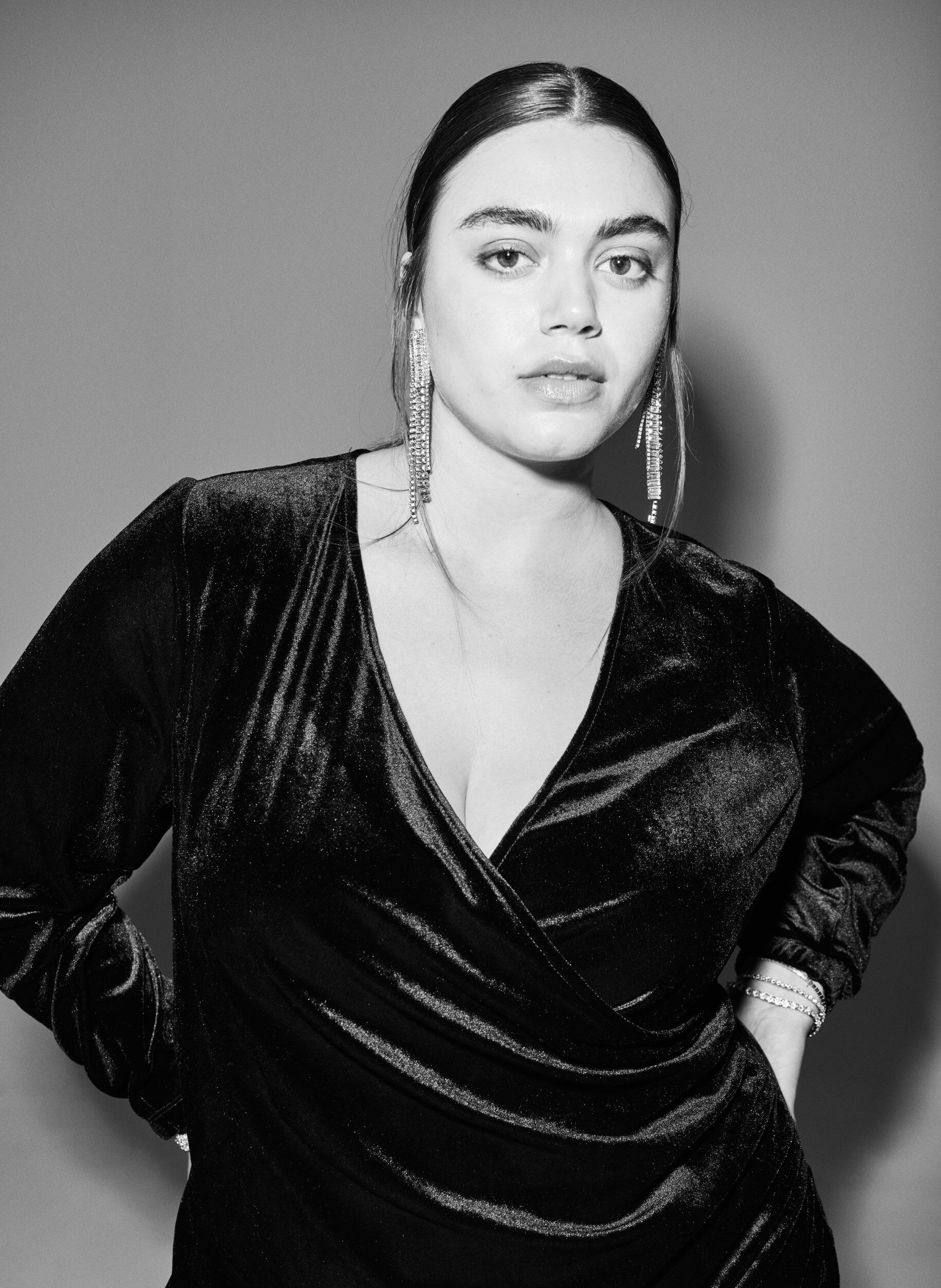 Zizzi Kort kl&auml;nning i velour med omlotteffekt, Svart, Image image number 0