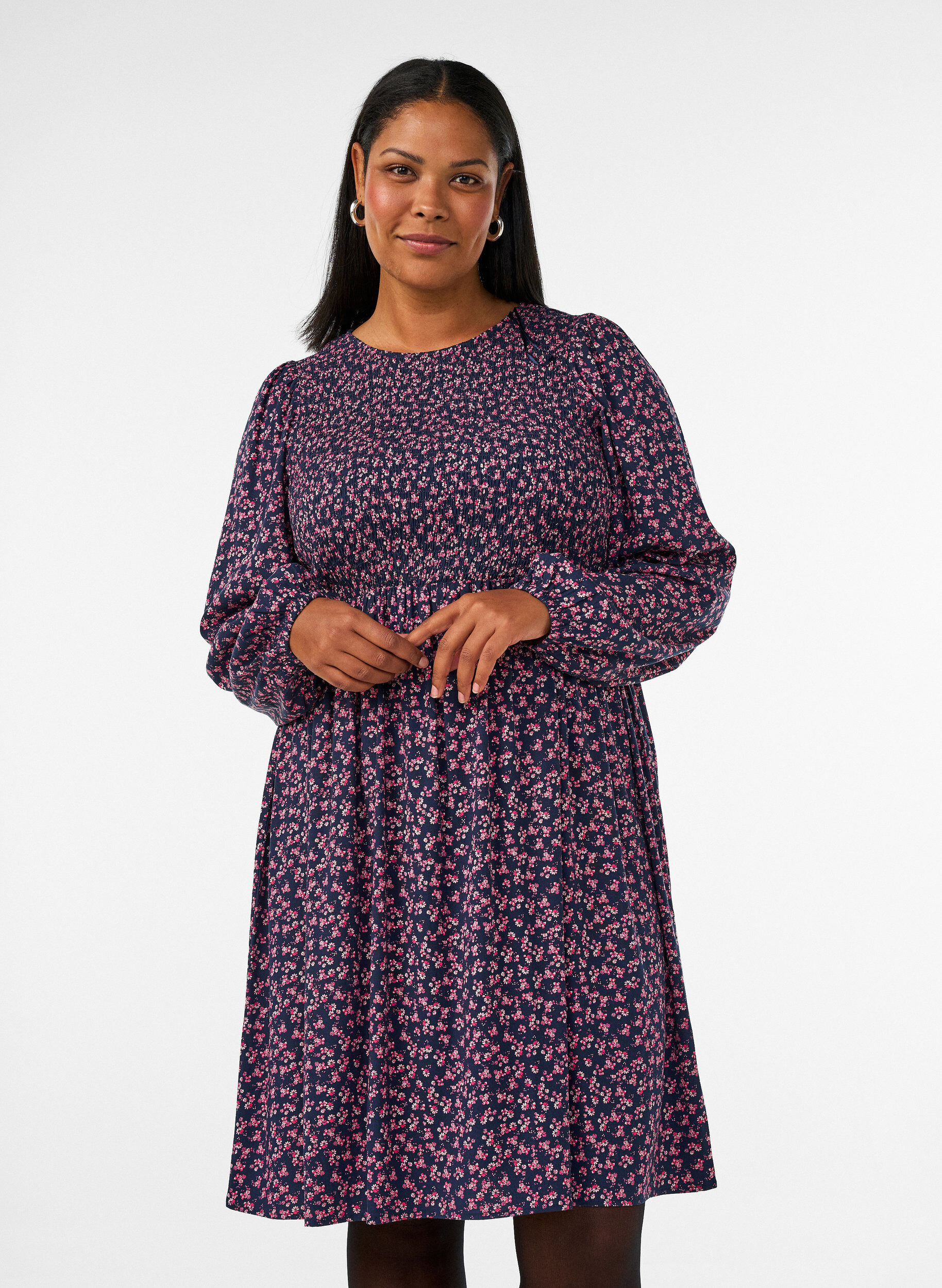 ZizziKl&auml;nning med smock upptill och sm&aring;blommigt m&ouml;nster, Bl&aring;, Model image number 0