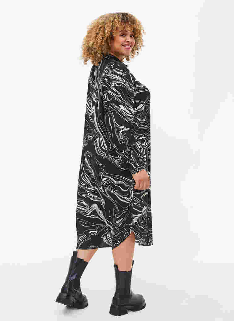 Skjortklänning i viskos med tryck, Black Swirl AOP, Model