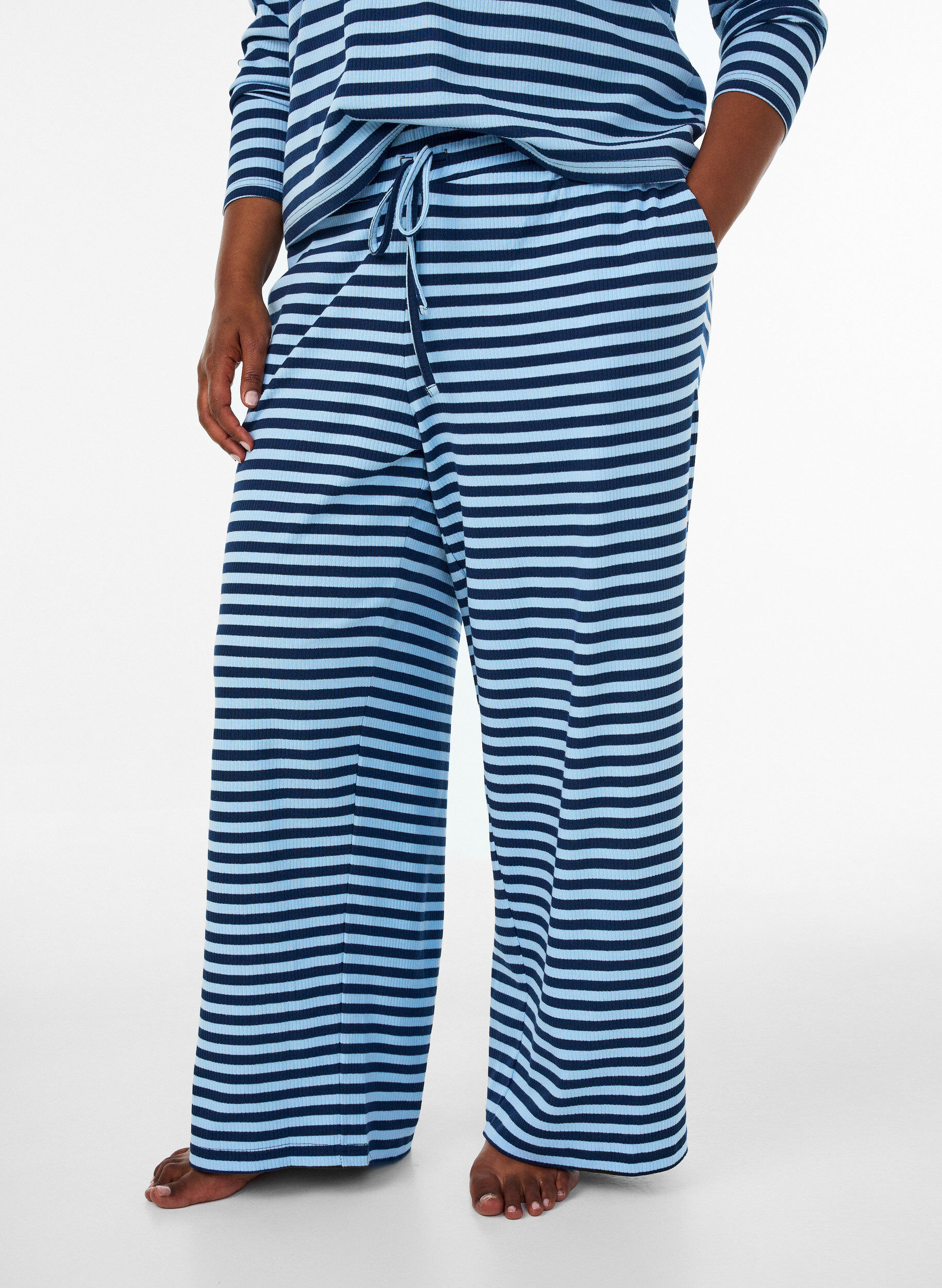 ZizziRandiga pyjamasbyxor med h&ouml;g midja och vida ben, Bl&aring;, Model image number 2