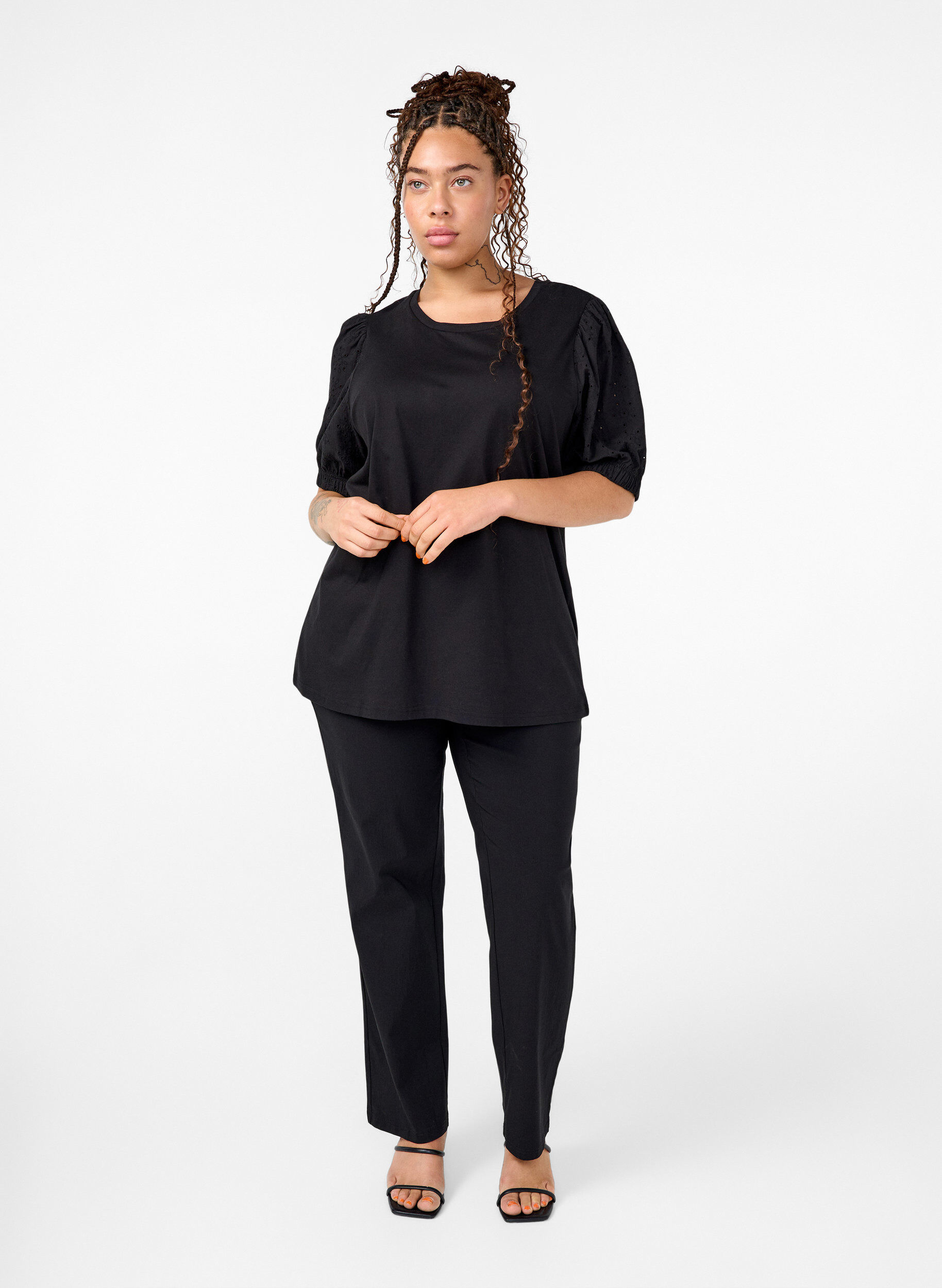 Zizzi Blus i ekologisk bomull med broderie anglaise-&auml;rmar, Black, Model image number 2