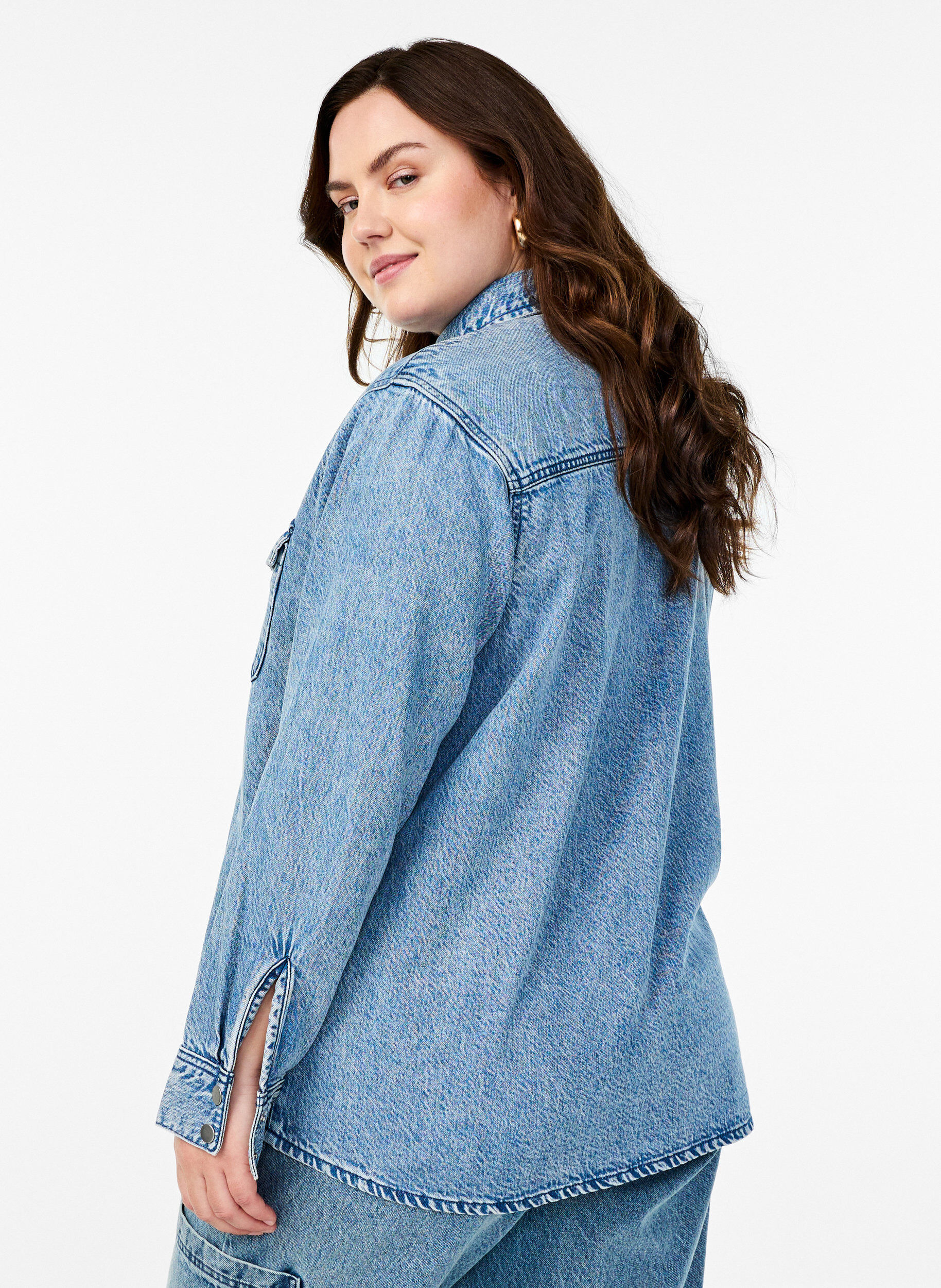 Zizzi Denimskjorta med br&ouml;stfickor, Bl&aring;, Model image number 2