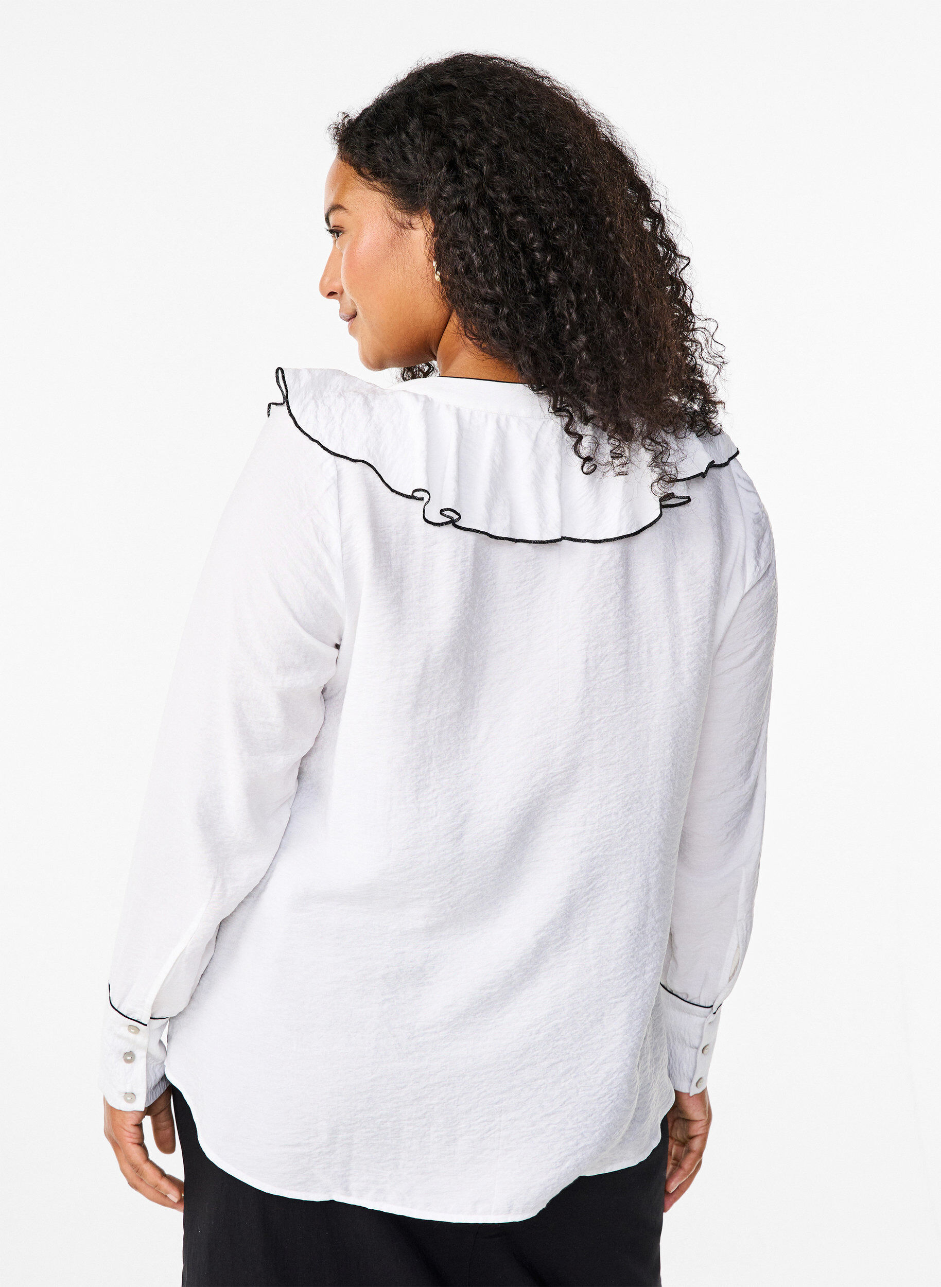 Zizzi L&aring;ng&auml;rmad skjortblus i viskos med volang, Vit, Model image number 2