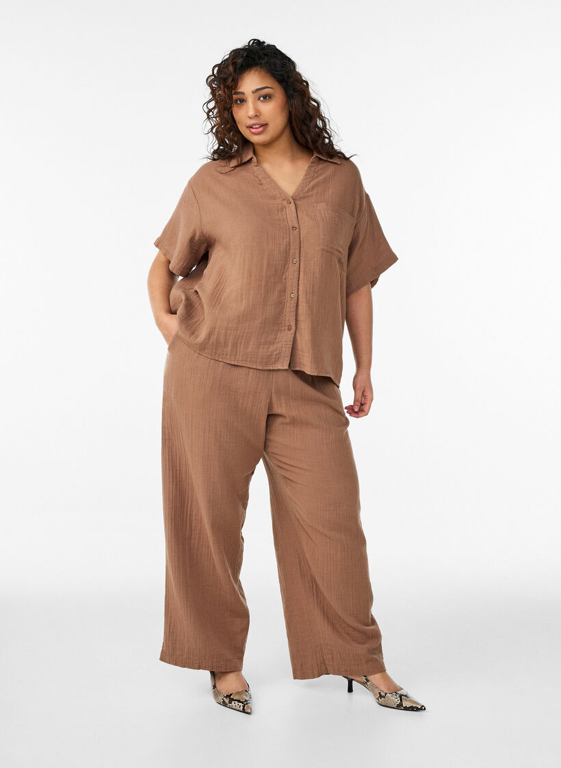 Blus i bomullsmuslin med korta &auml;rmar, Brun, Model