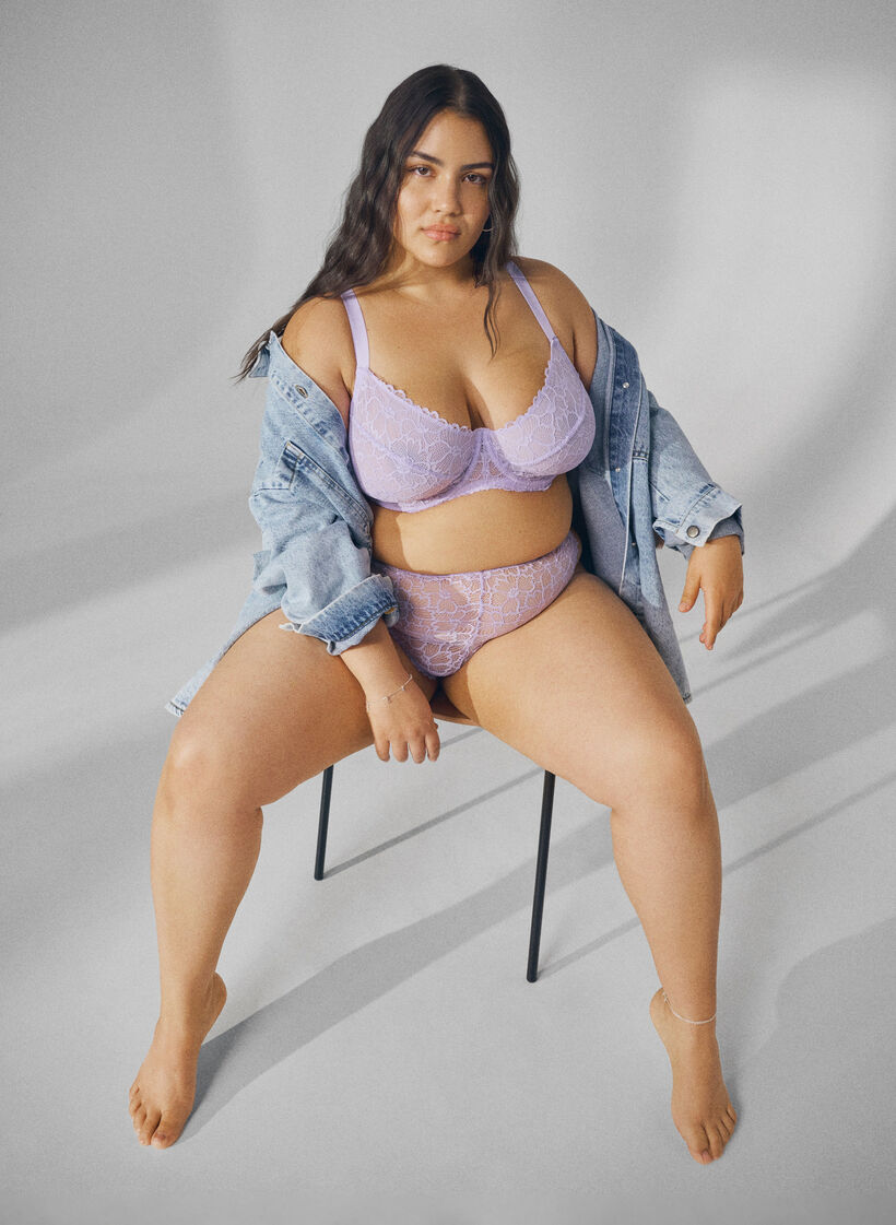 Stringtrosor i blommig spets med normalhög midja, Lila, Image image number 0