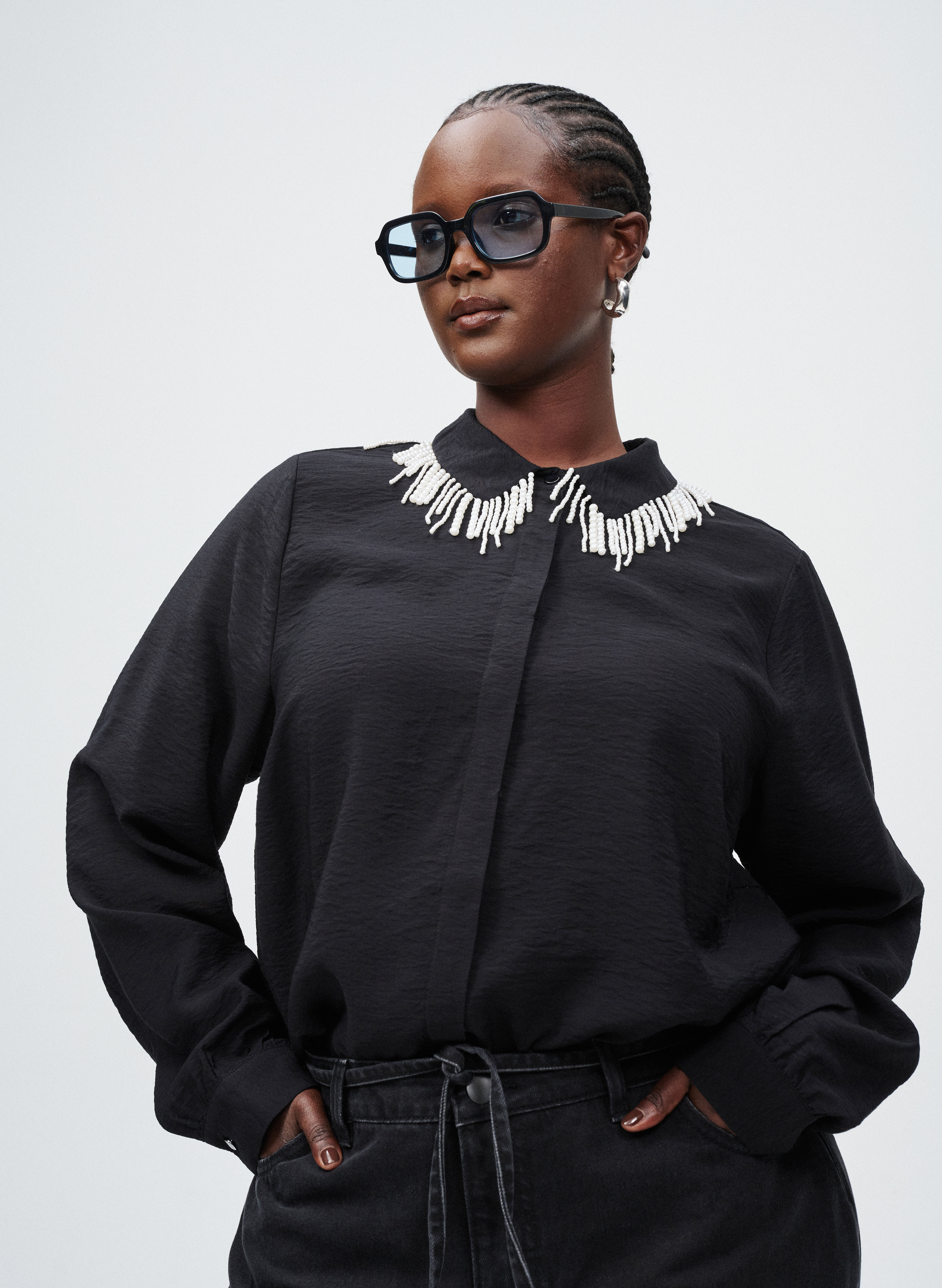 Zizzi Skjorta med p&auml;rlbroderad krage, , Model