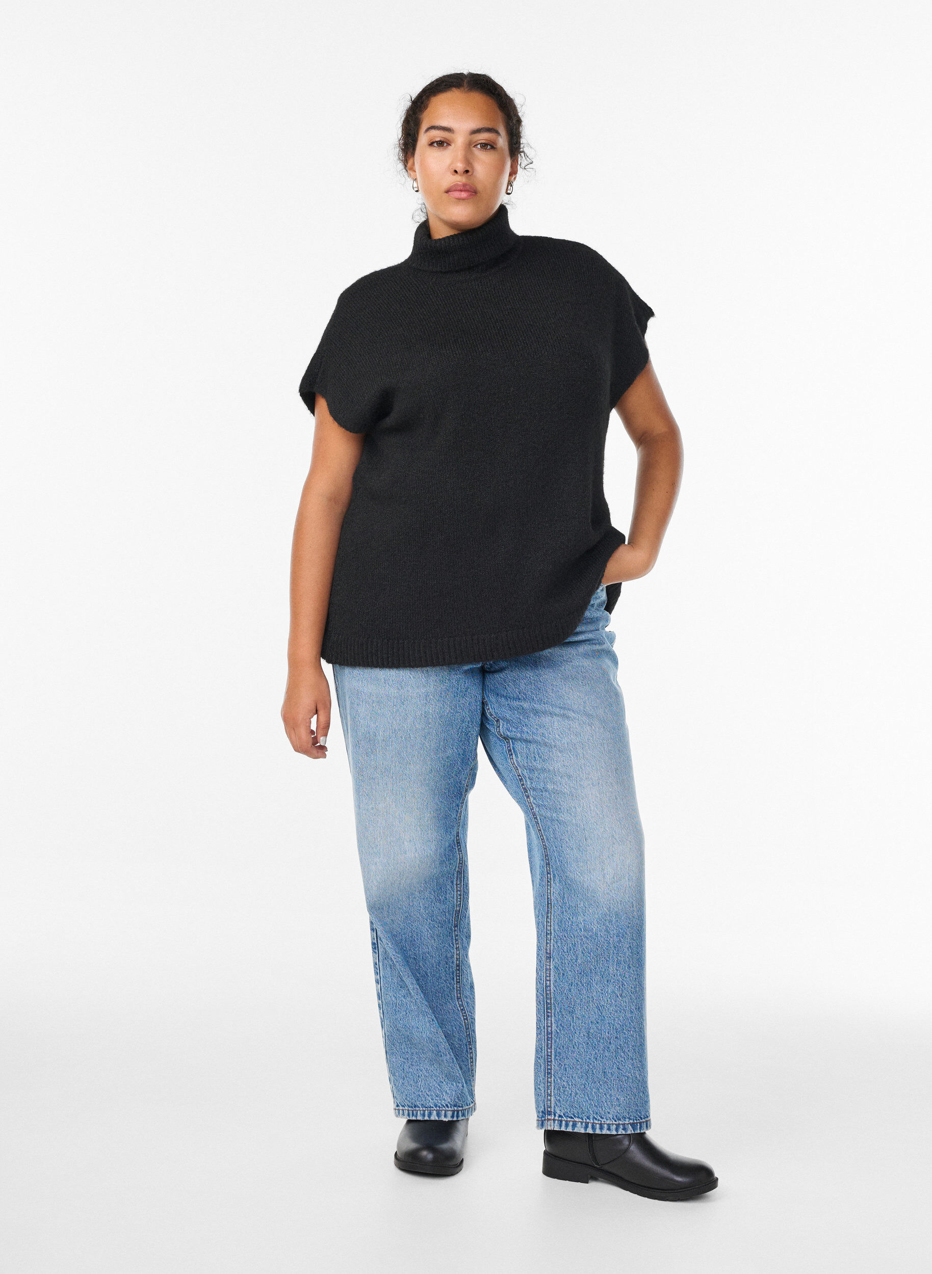 Zizzi &Auml;rml&ouml;s stickad v&auml;st med polokrage, Svart, Model image number 1