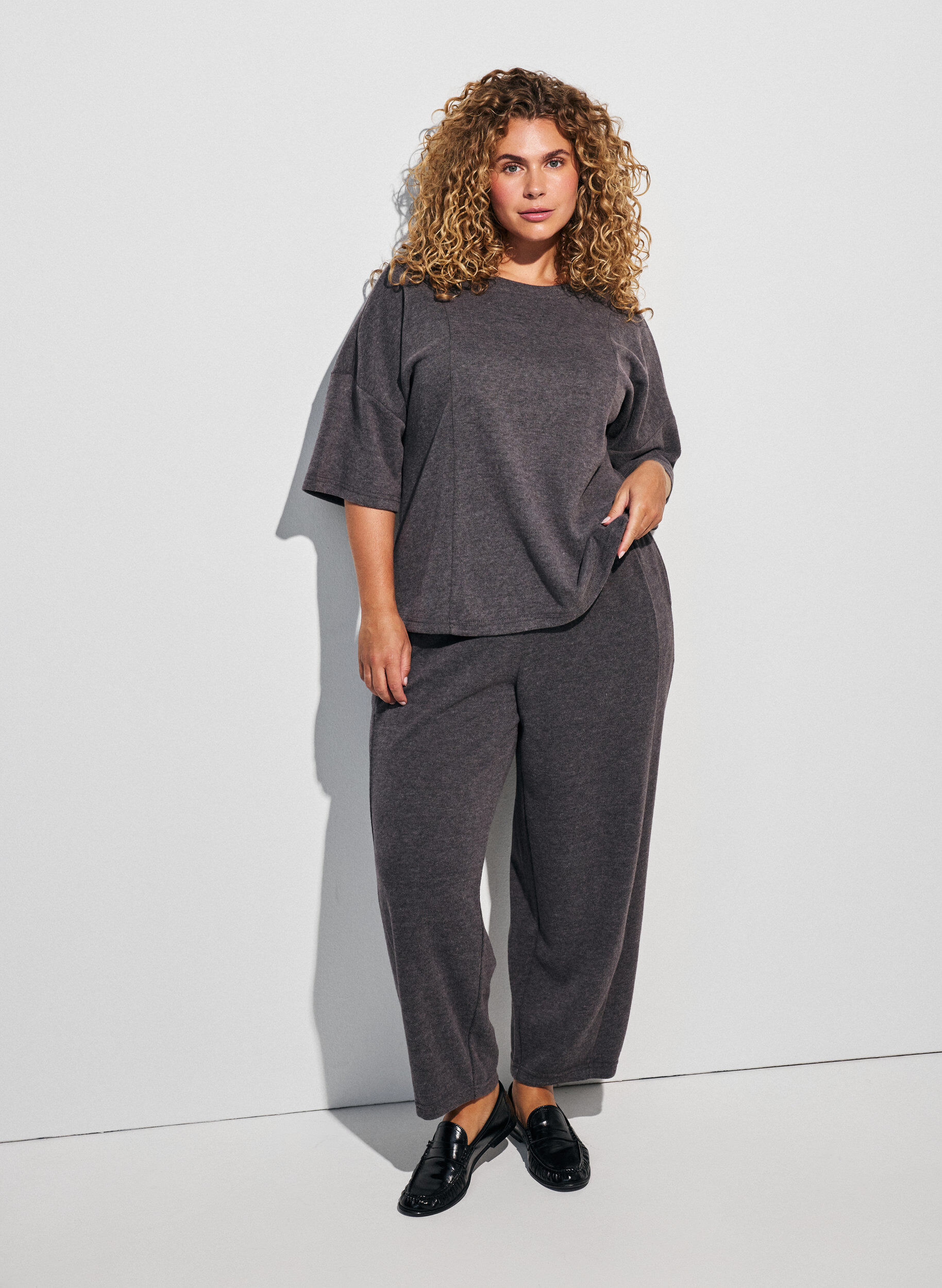 ZizziA-linjeformad blus i jersey med armb&aring;gsl&aring;nga &auml;rmar, Gr&aring;, Model image number 1