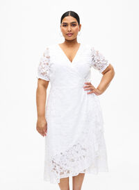 Omlottklänning med spets och korta ärmar, Bright White, Model