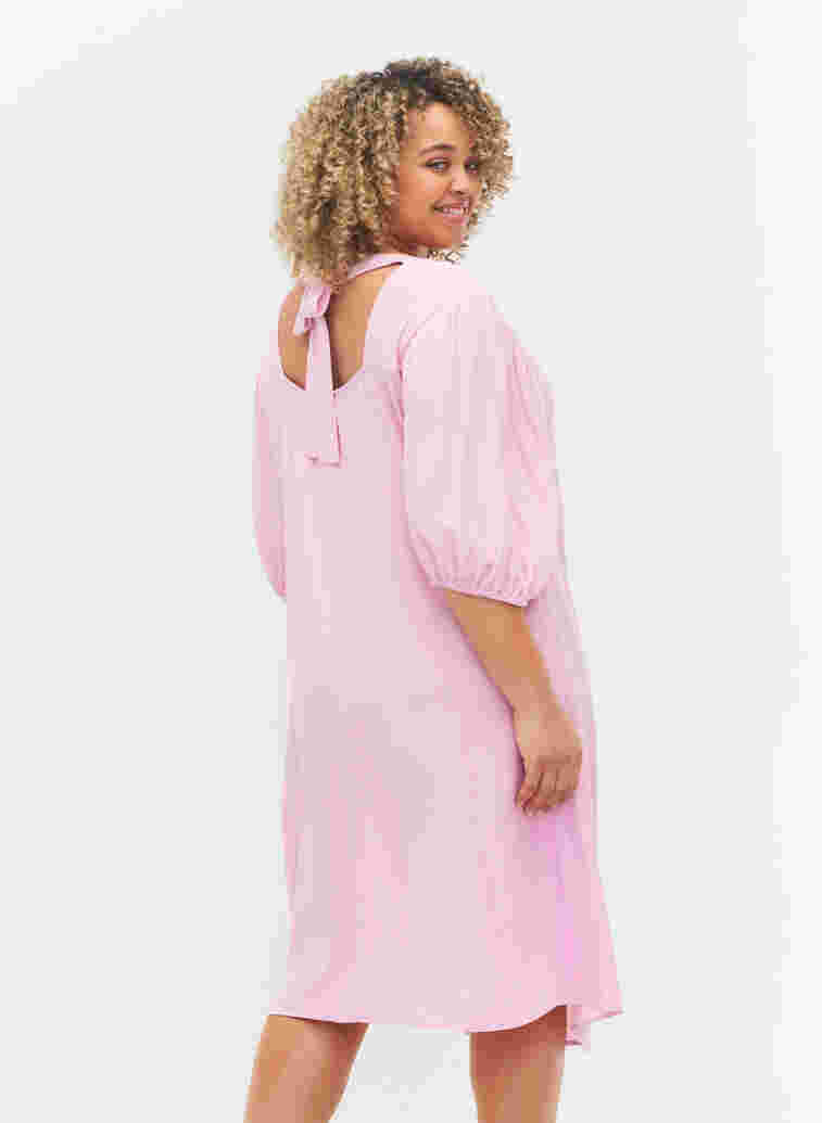 Viskosklänning med ryggdetalj, Mauve Mist, Model