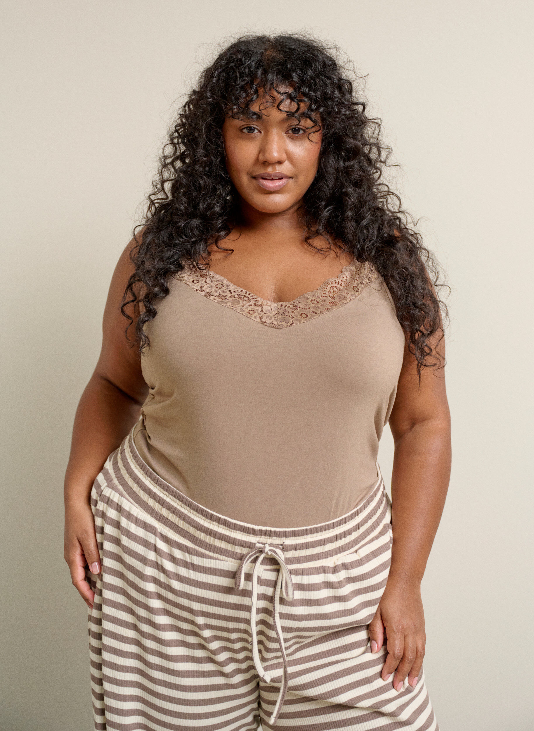 ZizziTopp i viskos med spetskant, Beige, Image image number 0