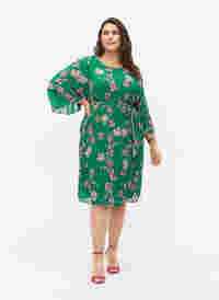 Plisserad klänning med mönster och knytband, Jolly Green Flower, Model