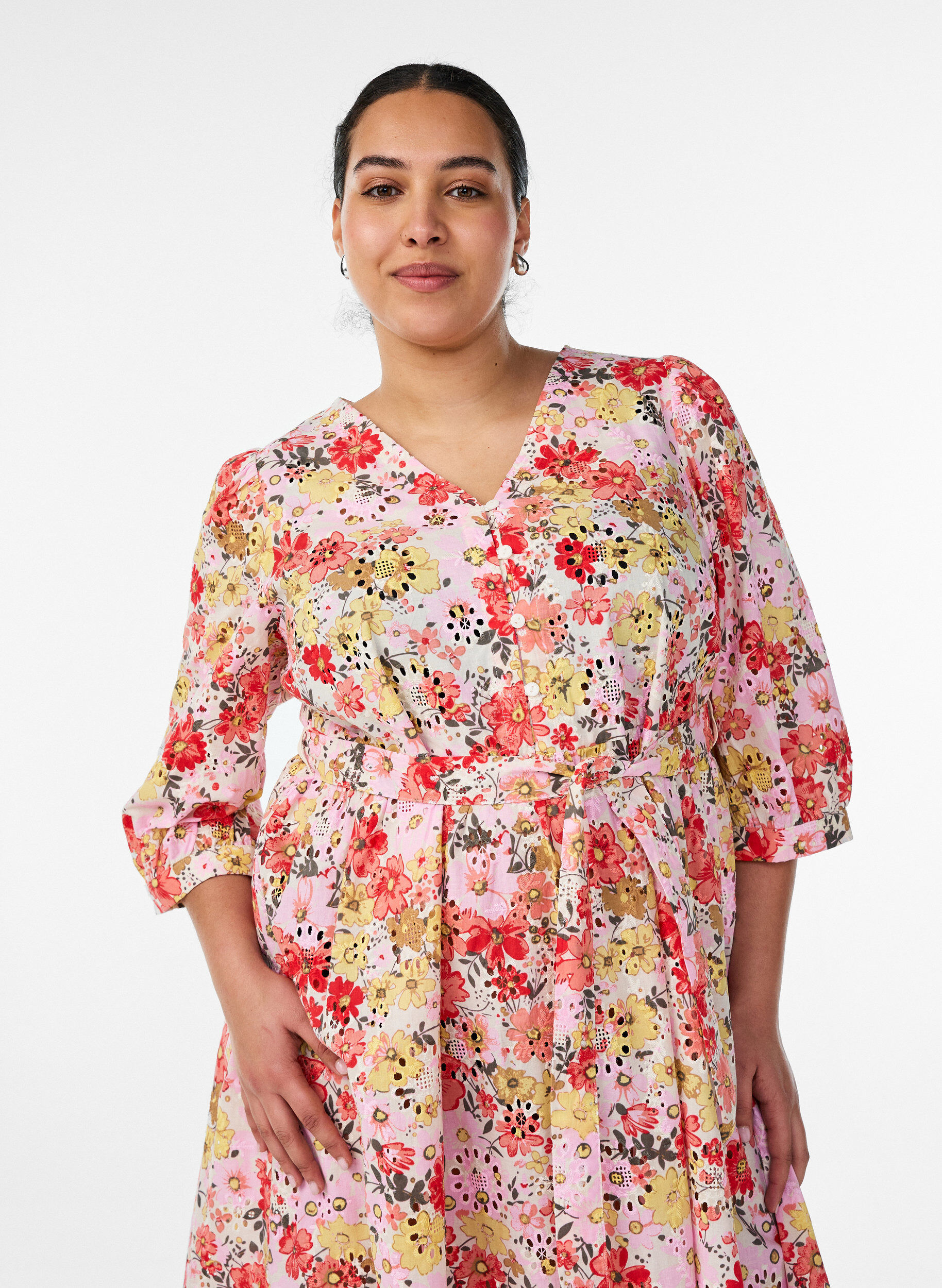ZizziBlommig midikl&auml;nning med broderie anglaise och knytsk&auml;rp, Rosa, Model image number 2