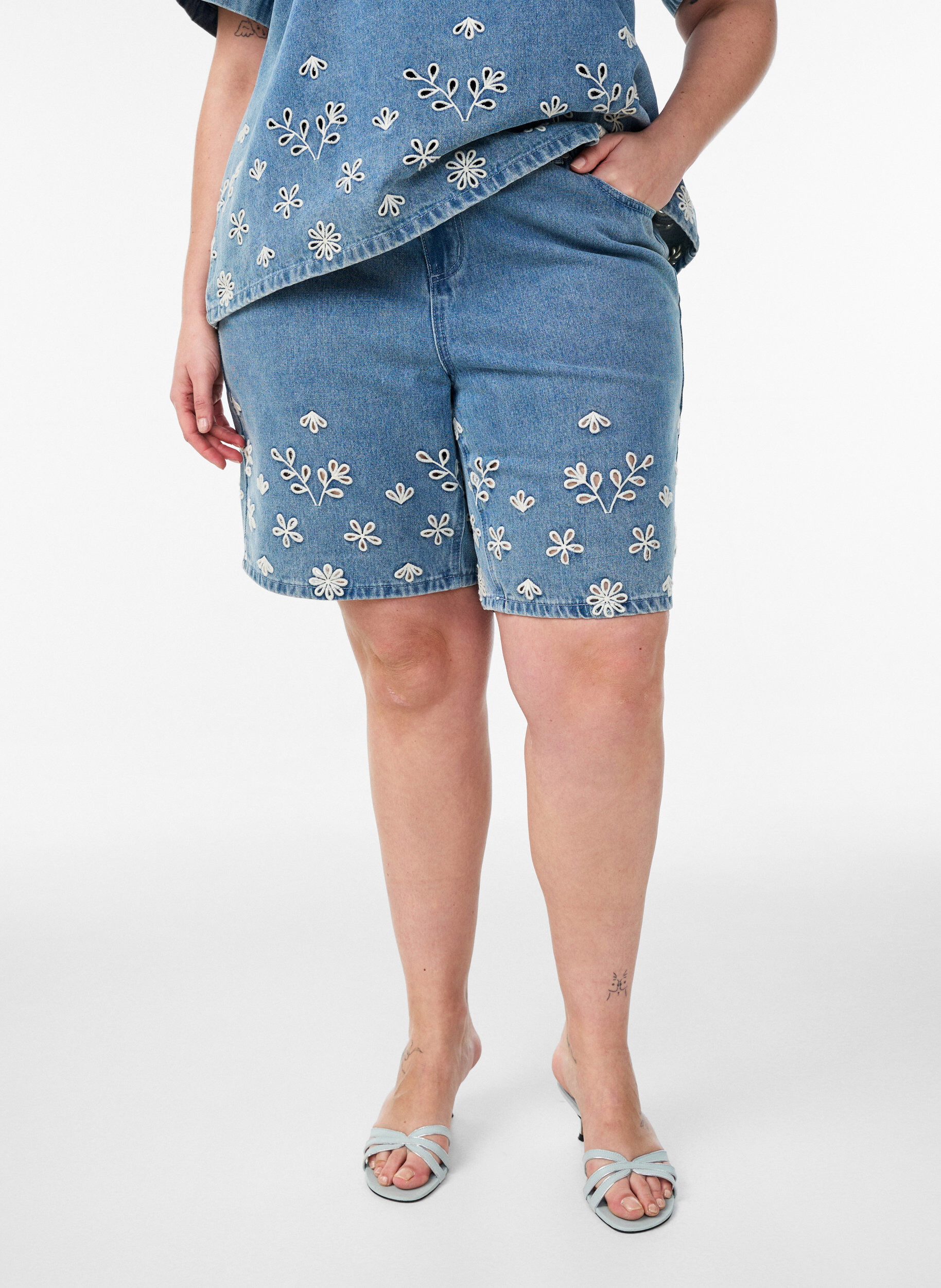 ZizziJeansshorts med broderie anglaise och h&ouml;g midja, Bl&aring;, Model image number 3