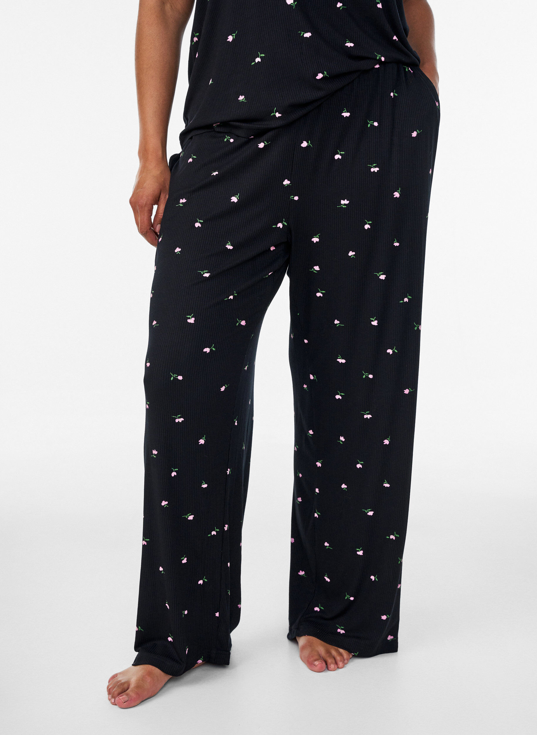 ZizziPyjamasbyxor med ribbad struktur och blommigt m&ouml;nster, Svart, Model image number 3