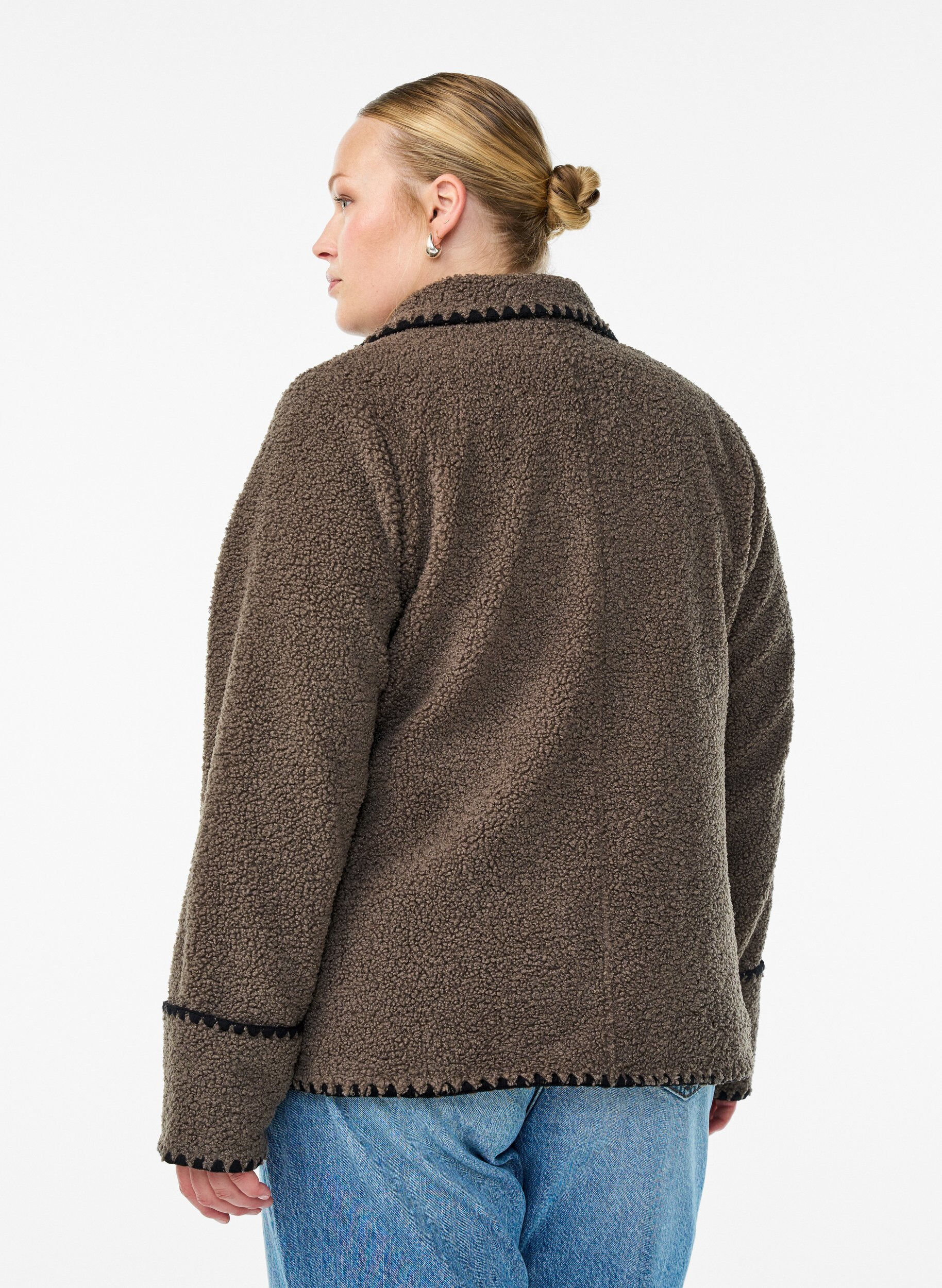ZizziTeddyjacka med kontrastdetaljer, Brun, Model image number 2