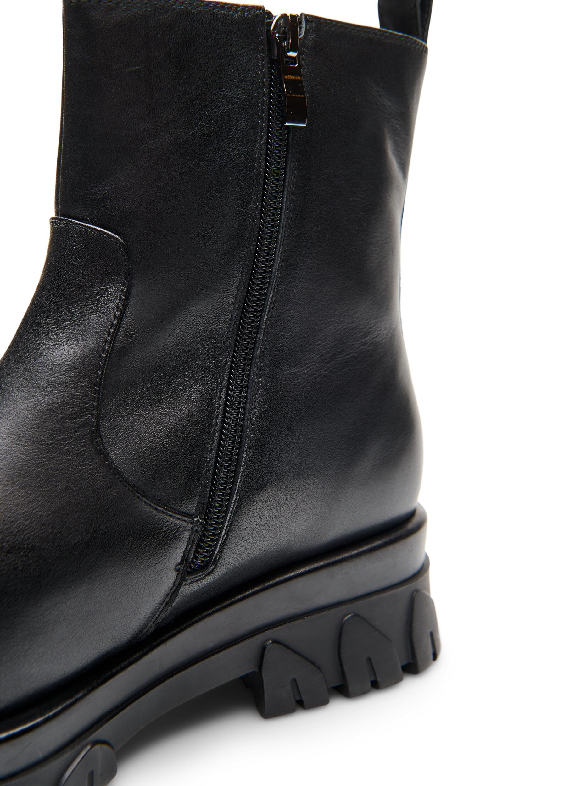 Zizzi Chunky Chelsea boot i l&auml;der med dragkedja, Svart, Packshot image number 4