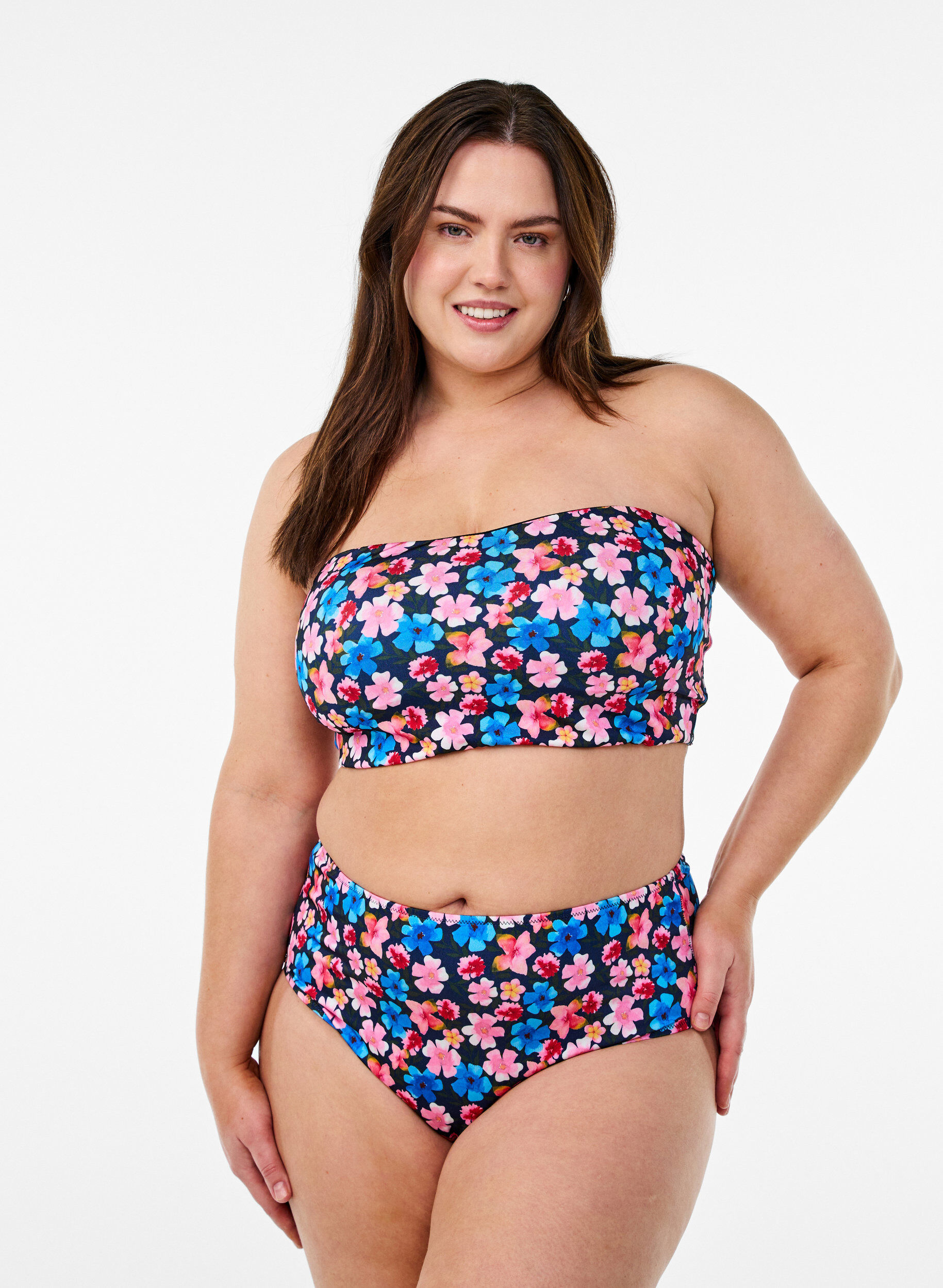 Bikinitrosa med h&ouml;g midja och blommigt m&ouml;nster, Rosa, Model